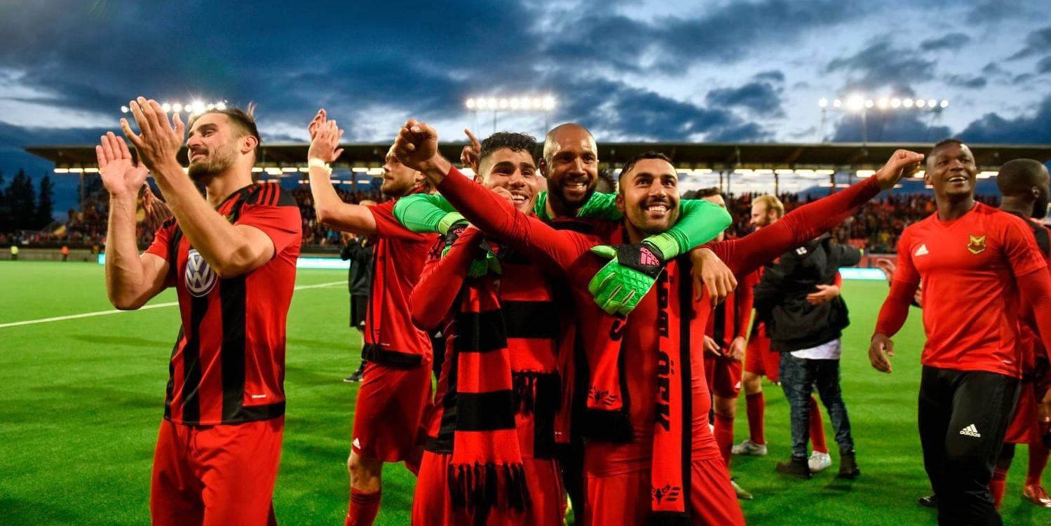 Östersunds tvåmålskytt Saman Ghoddos firar med lagkamraterna efter segern i torsdagens playoff till Europa League.