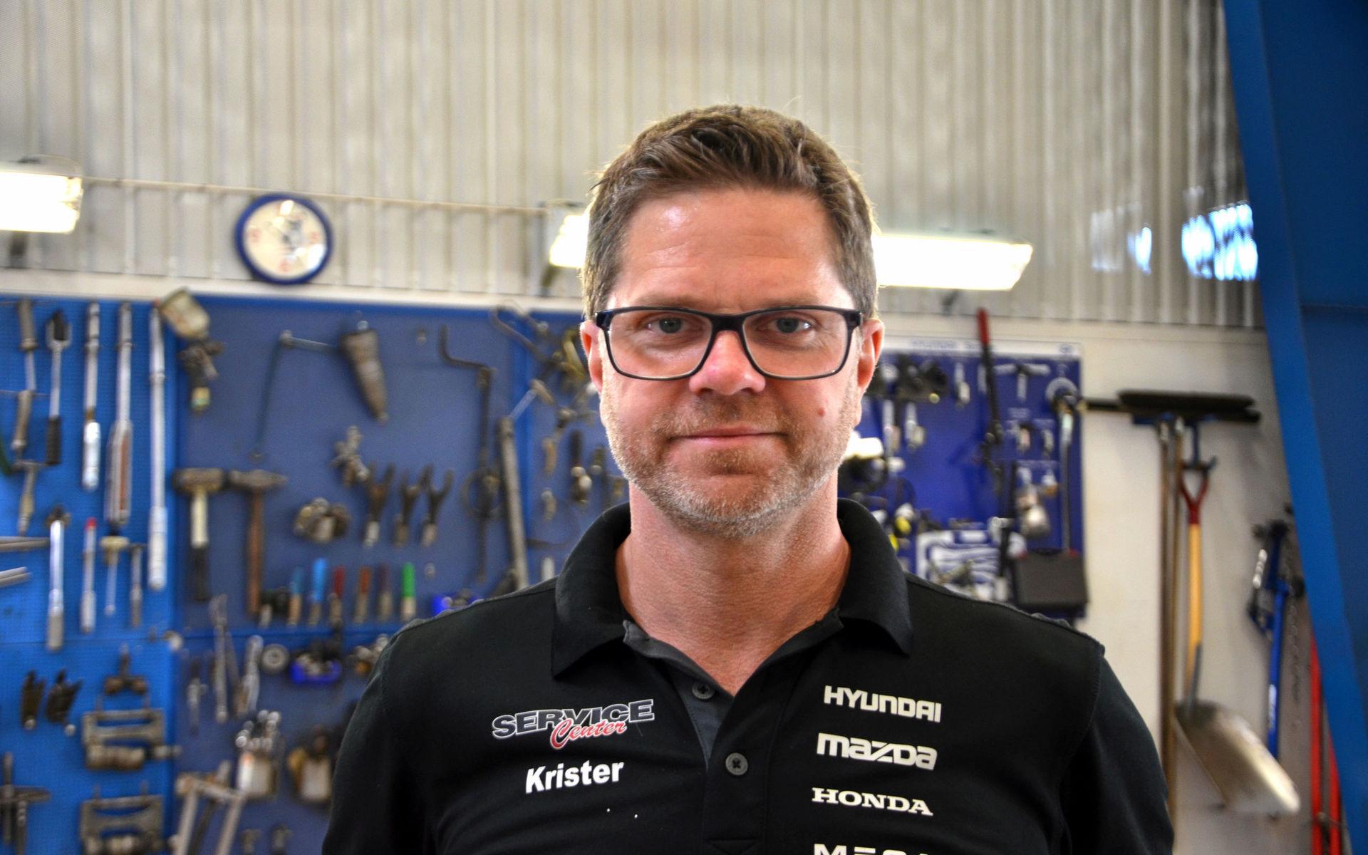 Krister Pehrsson, mekaniker och servicechef på bilverkstaden ATK Servicecenter i Falkenberg.
