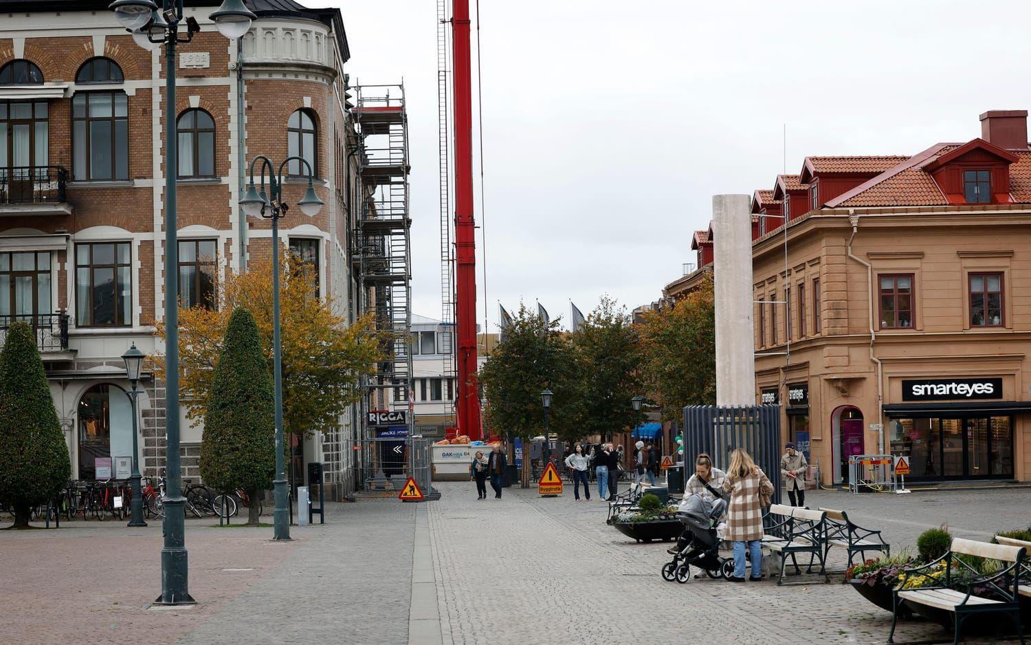 Arbetet med att renovera Stadshotellets fasad har pågått sedan mars i år.