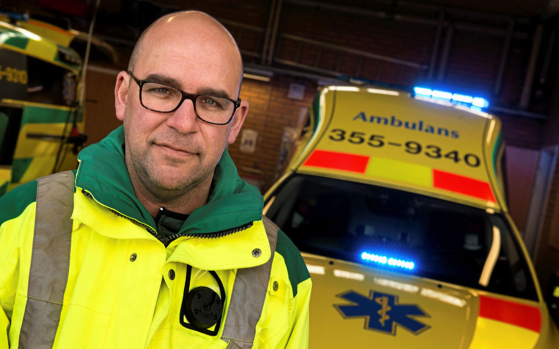 Magnus Lindroth har jobbat som ambulanssjuksköterska i 24 år. Han är själv inte speciellt orolig trots de bekräftade fallen av covid-19 bland anställda på ambulansen. (Arkivbild).