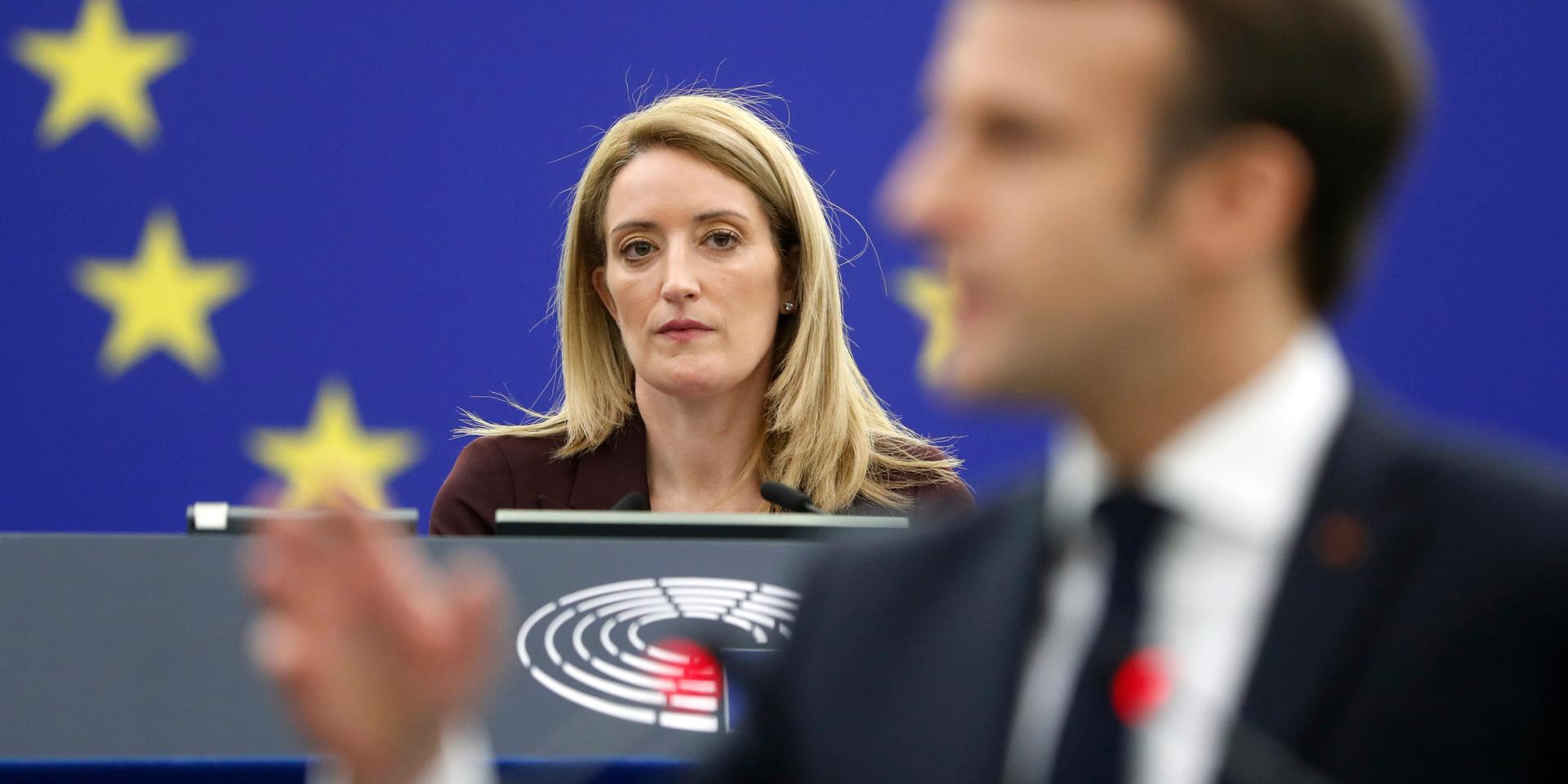 EU-parlamentets nya talman Roberta Metsola lyssnar till onsdagens tal från Frankrikes president Emmanuel Macron.