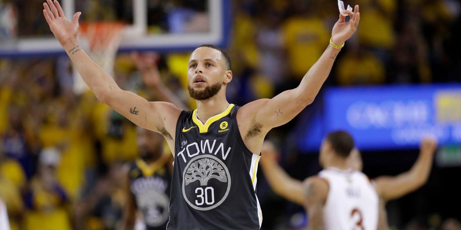 Golden States guard Stephen Curry satte nio trepoängare i den andra NBA-finalen mot Cleveland.