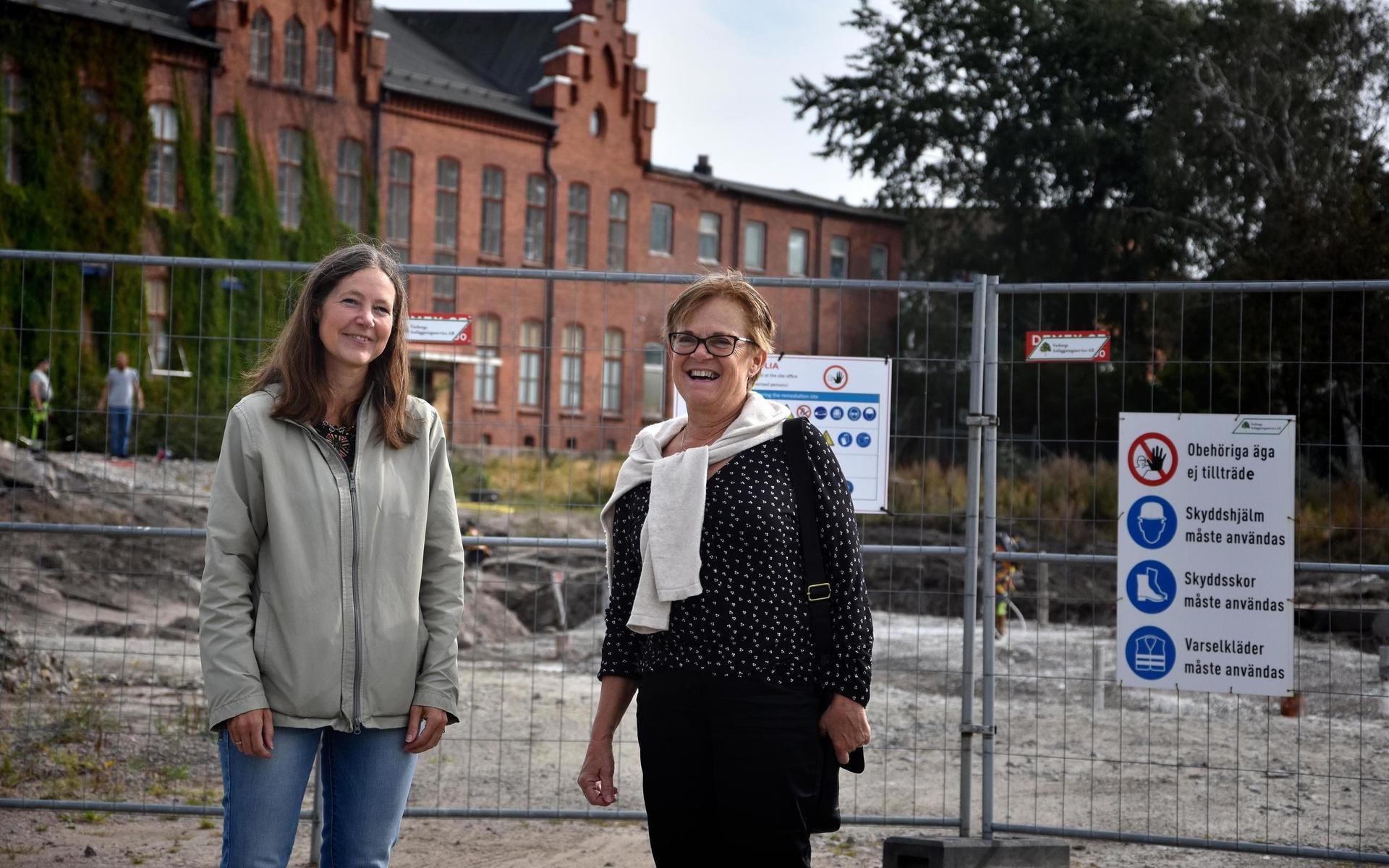 Kommunens projektledare Malin Johnsson och kommunalrådet Ann-Charlotte Stenkil (M) konstaterar att saneringen av kvarteret Renen går riktigt bra. 