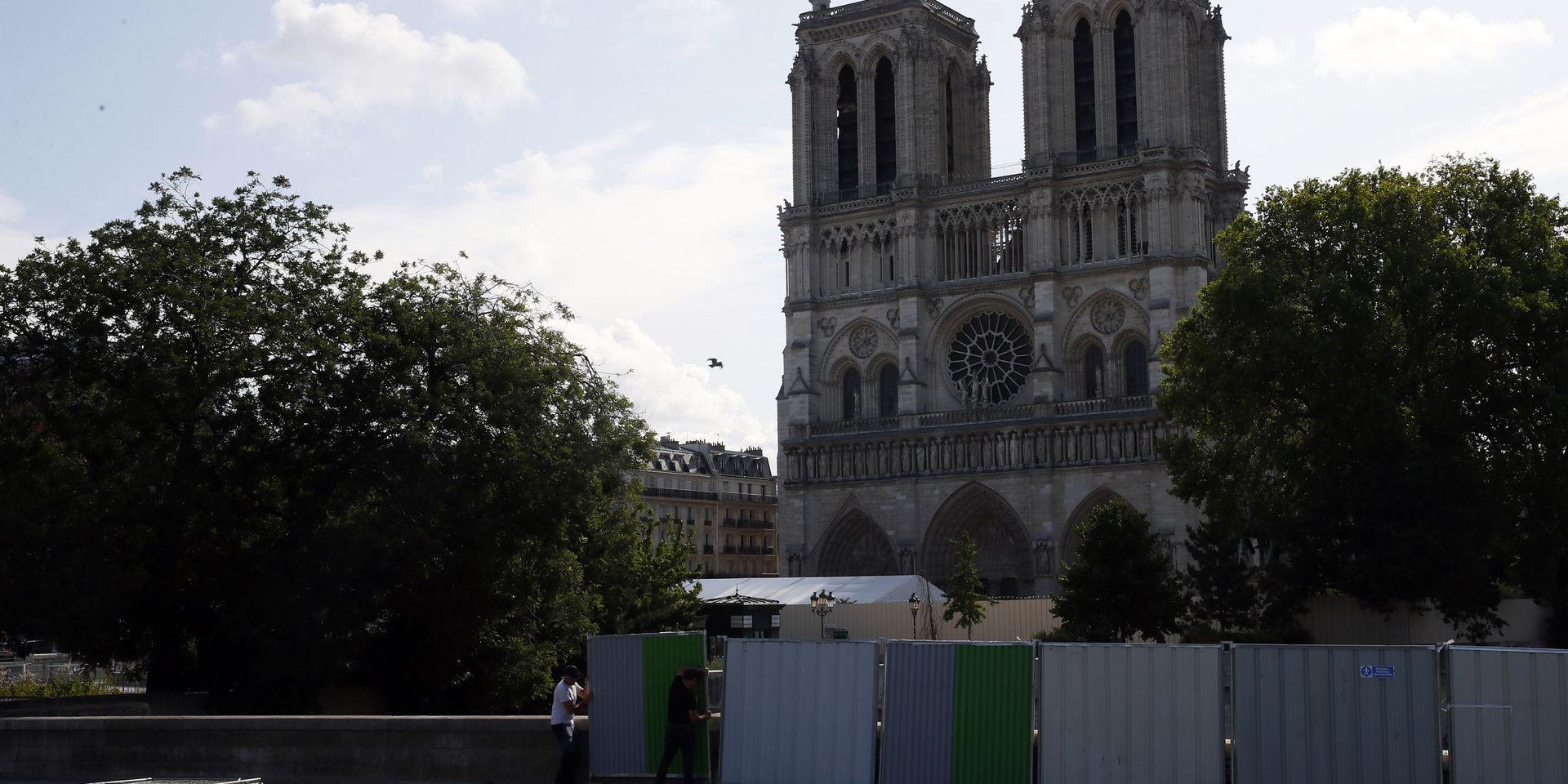 Katedralen Notre Dame i Paris döljs av höga avspärrningar. Bakom dem ska området blysaneras.