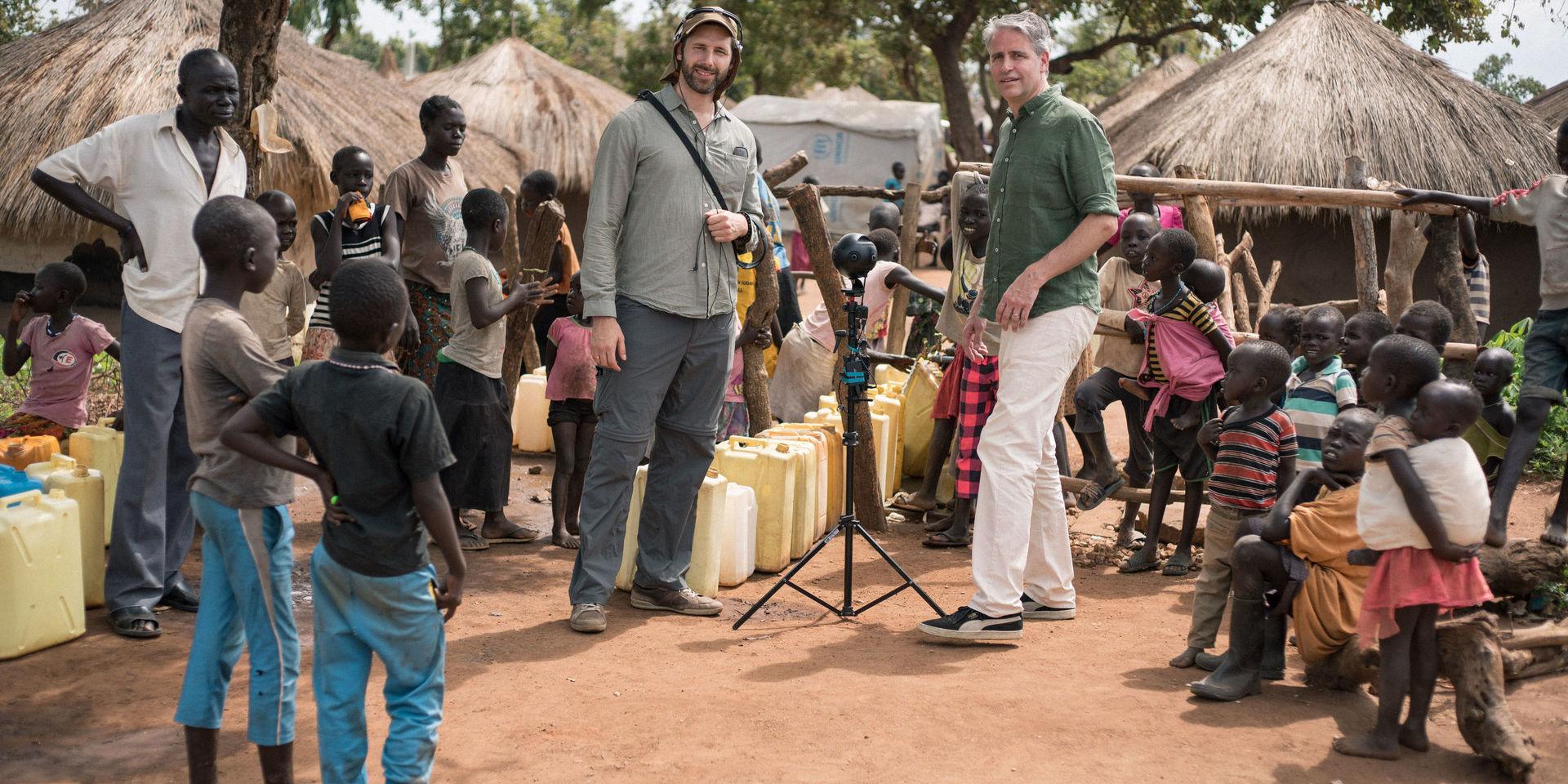 Inför utställningen besökte fotografen Kenneth Svedlund Ishii och konstnären Jesper Wachtmeister tre flyktingläger, där ibland Bidibidi i Uganda. Pressbild. 