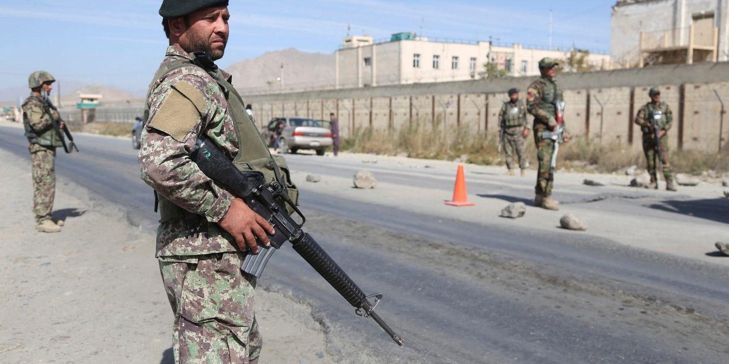 Regeringssoldater vaktar en vägspärr i Afghanistans huvudstad Kabul. Arkivbild.