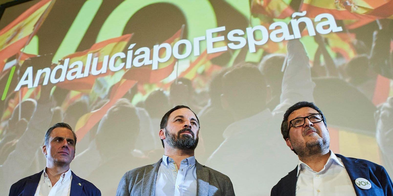 Det högerextrema partiet Vox ger stöd till ett högerskifte i spanska Andalusien. Arkivbild på partiledningen från valdagen den 2 december.