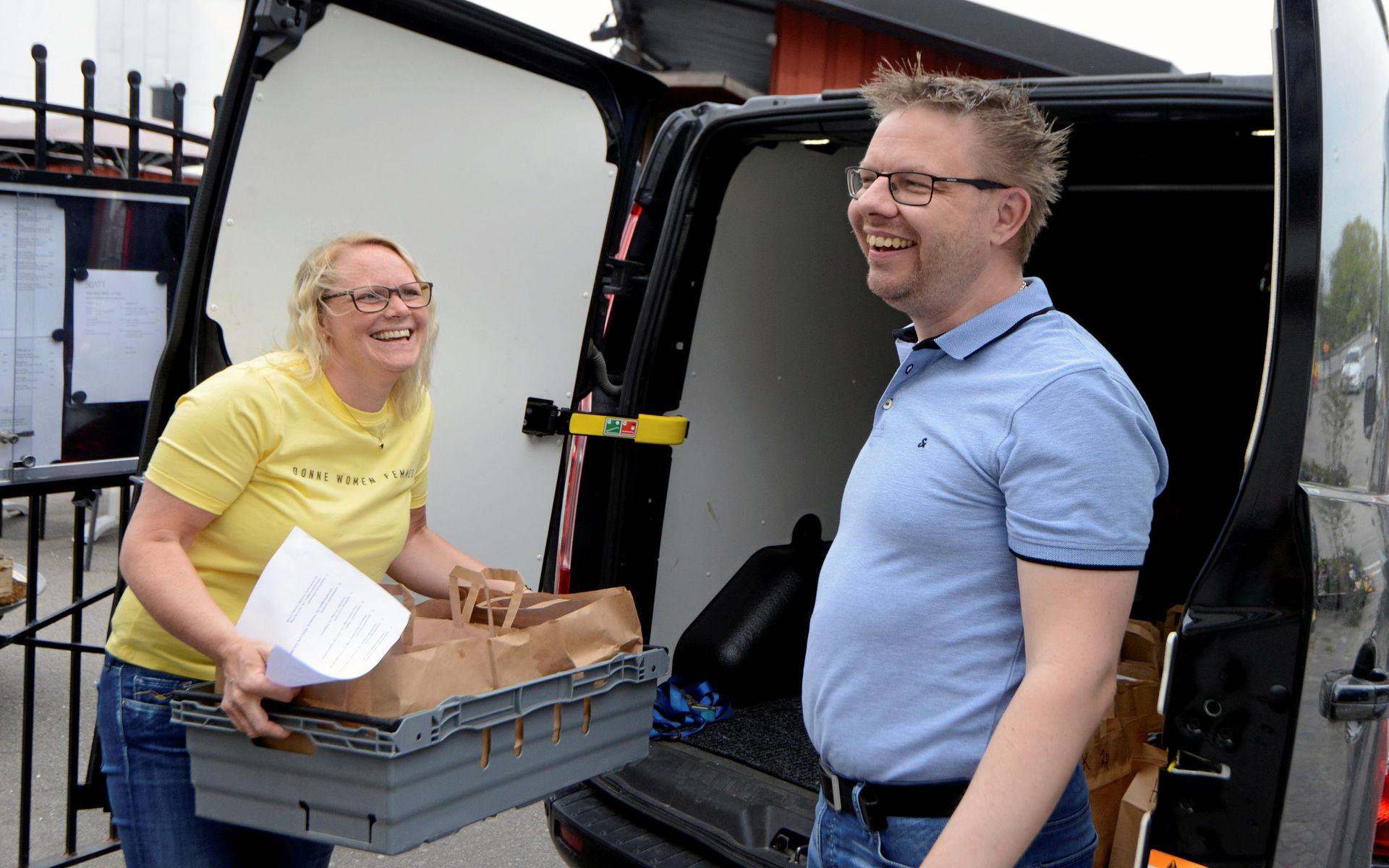 Jeanette Sjöö och Fredrik Carlsson ska köra ut maten till en del av Munskänkarnas medlemmar.