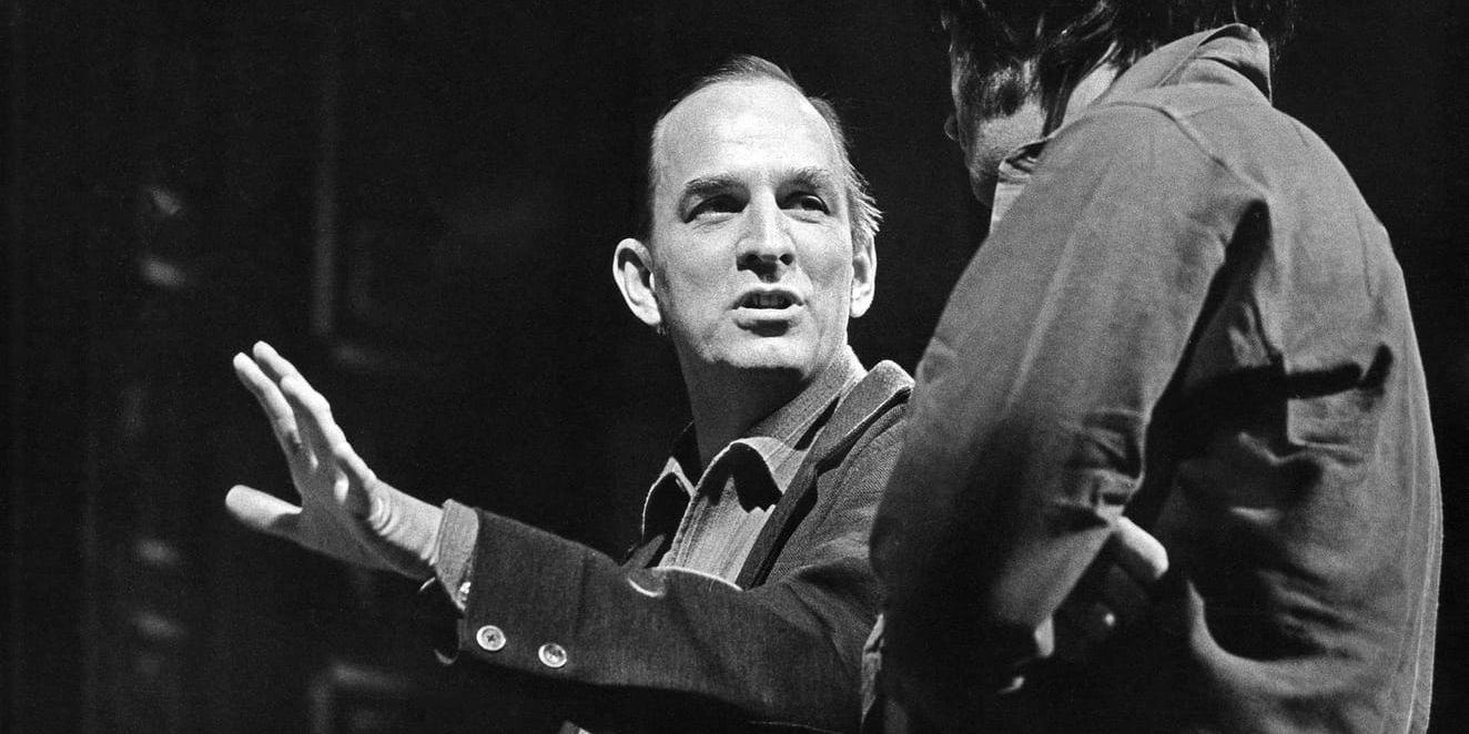 Ingmar Bergmans regi var personlig, riktad till var och en i stället för till hela ensemblen samtidigt. Pernilla August har beskrivit hur han blev en del av skådespelarens blodomlopp. Här instruerar han Tommy Berggren under repetitionerna av "Woyzeck" på Dramaten 1969. Arkivbild.