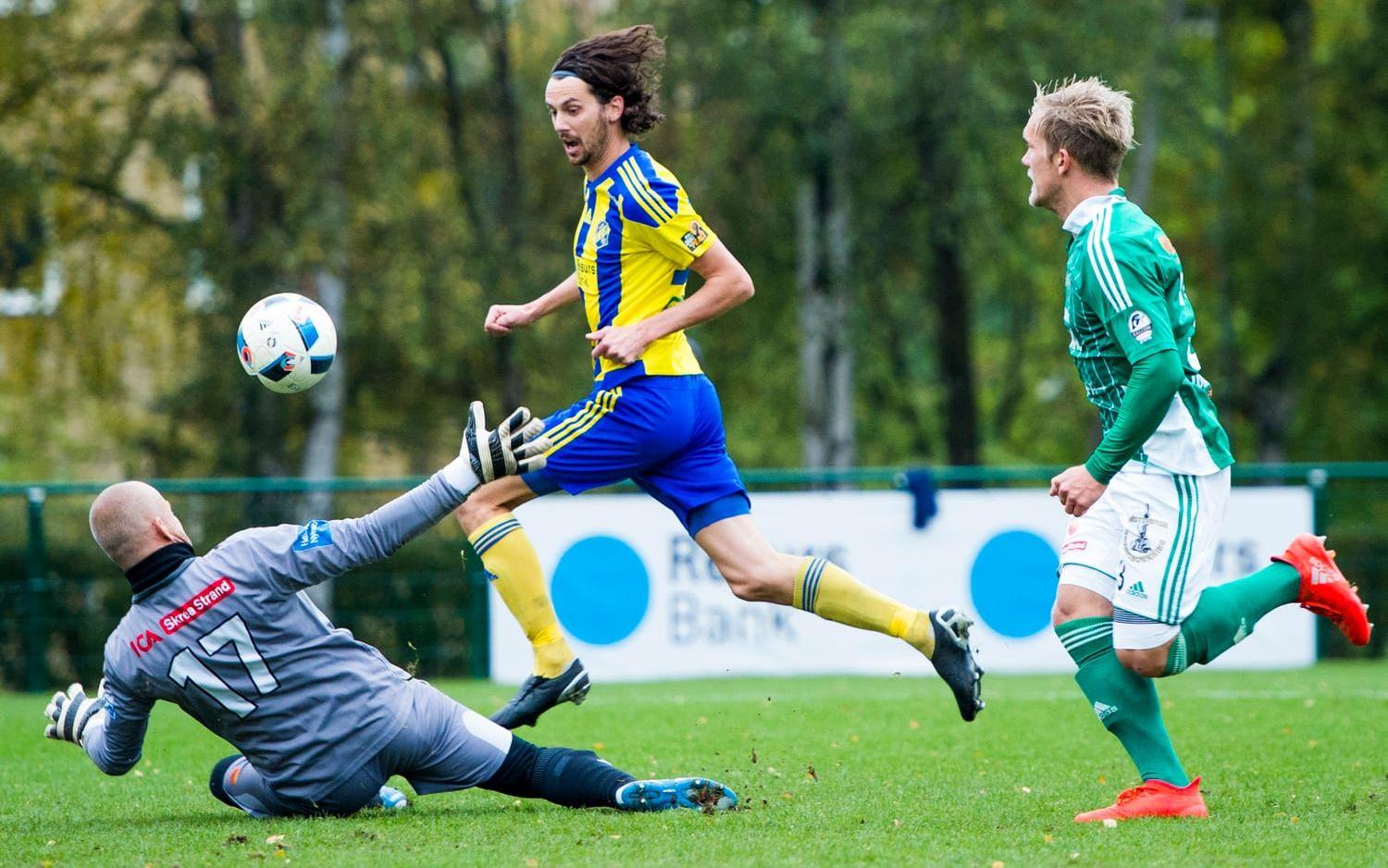 Filip Egger gör 3-0 bakom reservmålvakten Tobias Josefsson.
