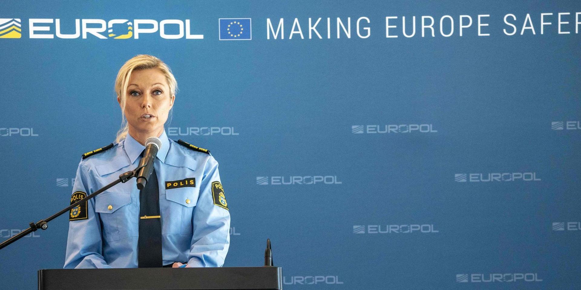Linda H Staaf, chef för underrättelseenheten vid NOA, polisens nationella operativa avdelning, vid den gemensamma presskonferensen i nederländska Haag.