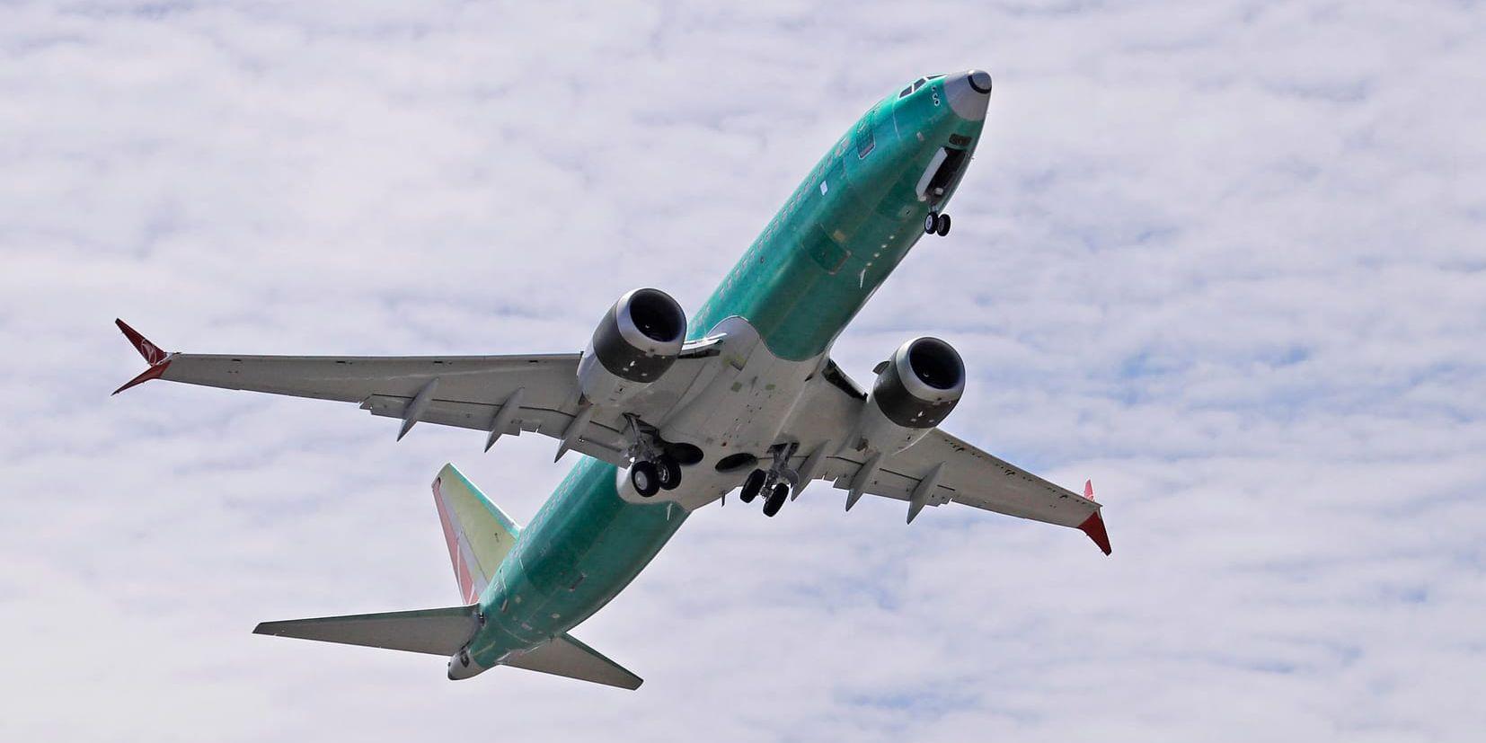 Ett Boeingplan av typen 737 Max 8. Amerikanska flygsäkerhetsmyndigheten FAA har hittat nya riskfaktorer som måste åtgärdas innan planet kan få börja flyga igen. Arkivbild