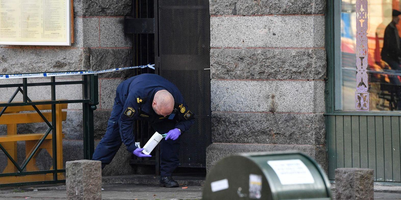 Polisens kriminaltekniker i arbete innanför avspärrningar på Möllevångstorget i Malmö efter en våldtäktsanmälan. Arkivbild.
