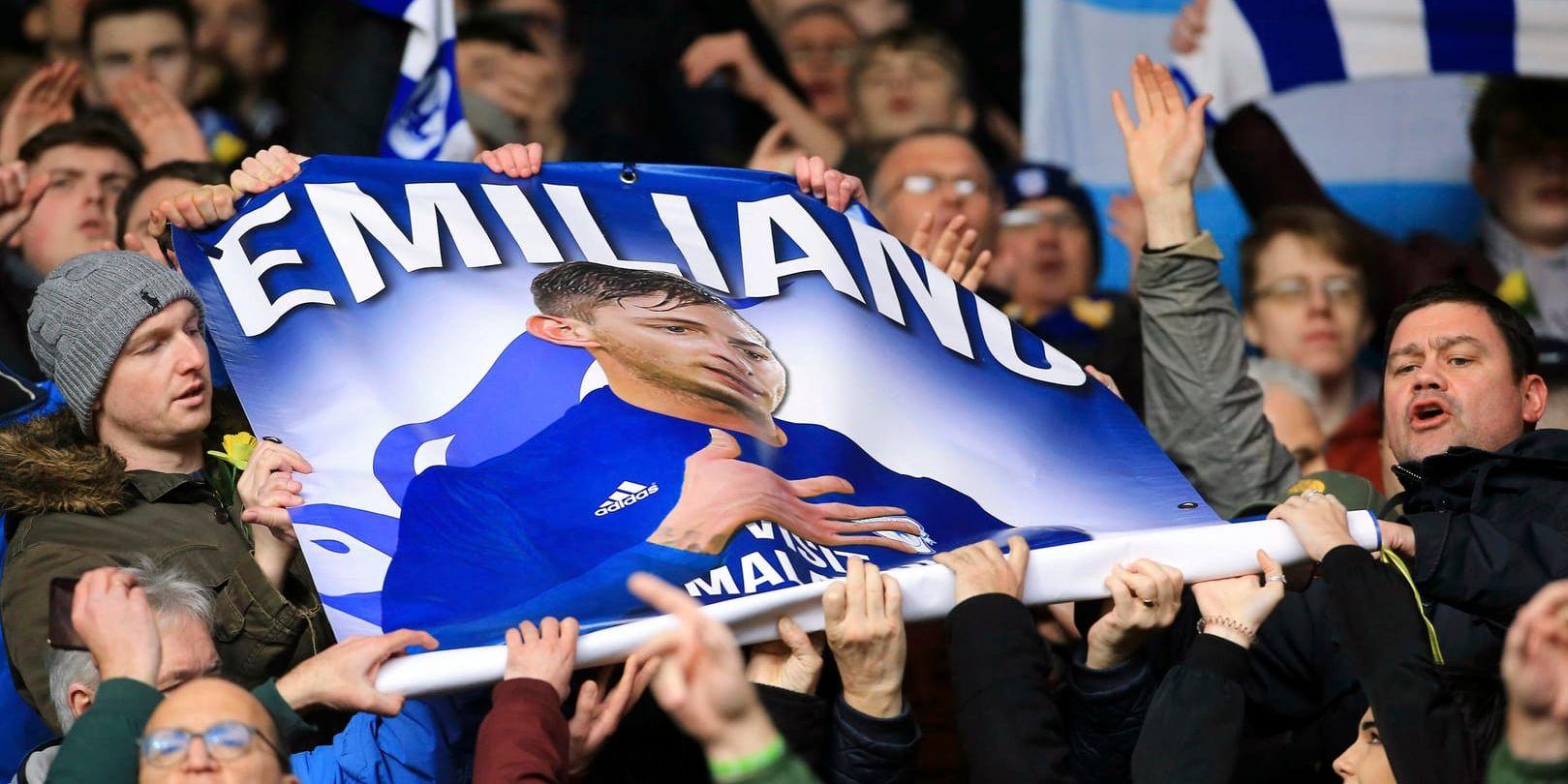 Cardiffs supportrar hedrar den omkomne Emiliano Sala inför bortamatchen mot Southampton, då hemmasupportrar gjorde flygplansgester som de ska straffas för.