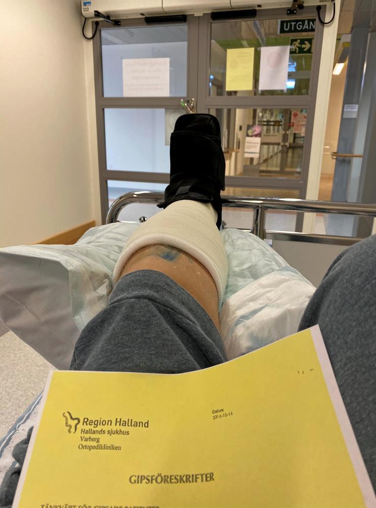 &quot;Karla” Karsson hamnade på ortopeden på sjukhuset i Varberg när han bröt foten på två ställen i lördags.