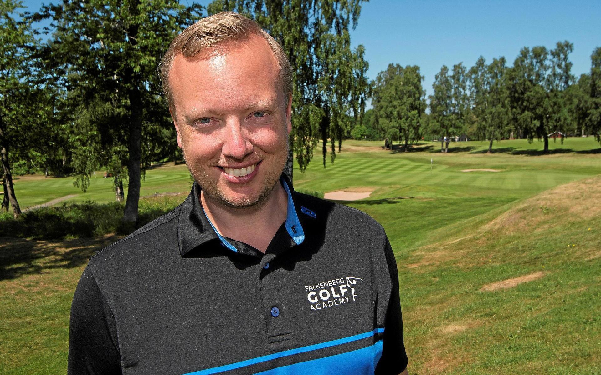 Till vardags jobbar Karl Johan ”Karla” Karlsson i golfshoppen på Falkenbergs golfklubb, men de närmaste sex veckorna får han jobba hemifrån med gipsad vänsterfot.