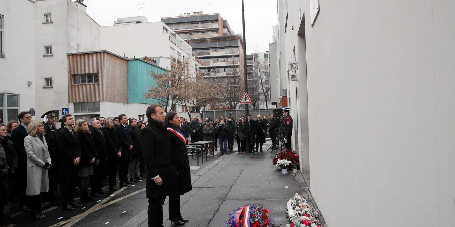 Frankrikes president Emmanuel Macron hedrade minnet av Charlie Hebdo-medarbetarna som dödades i attacken för tre år sedan.
