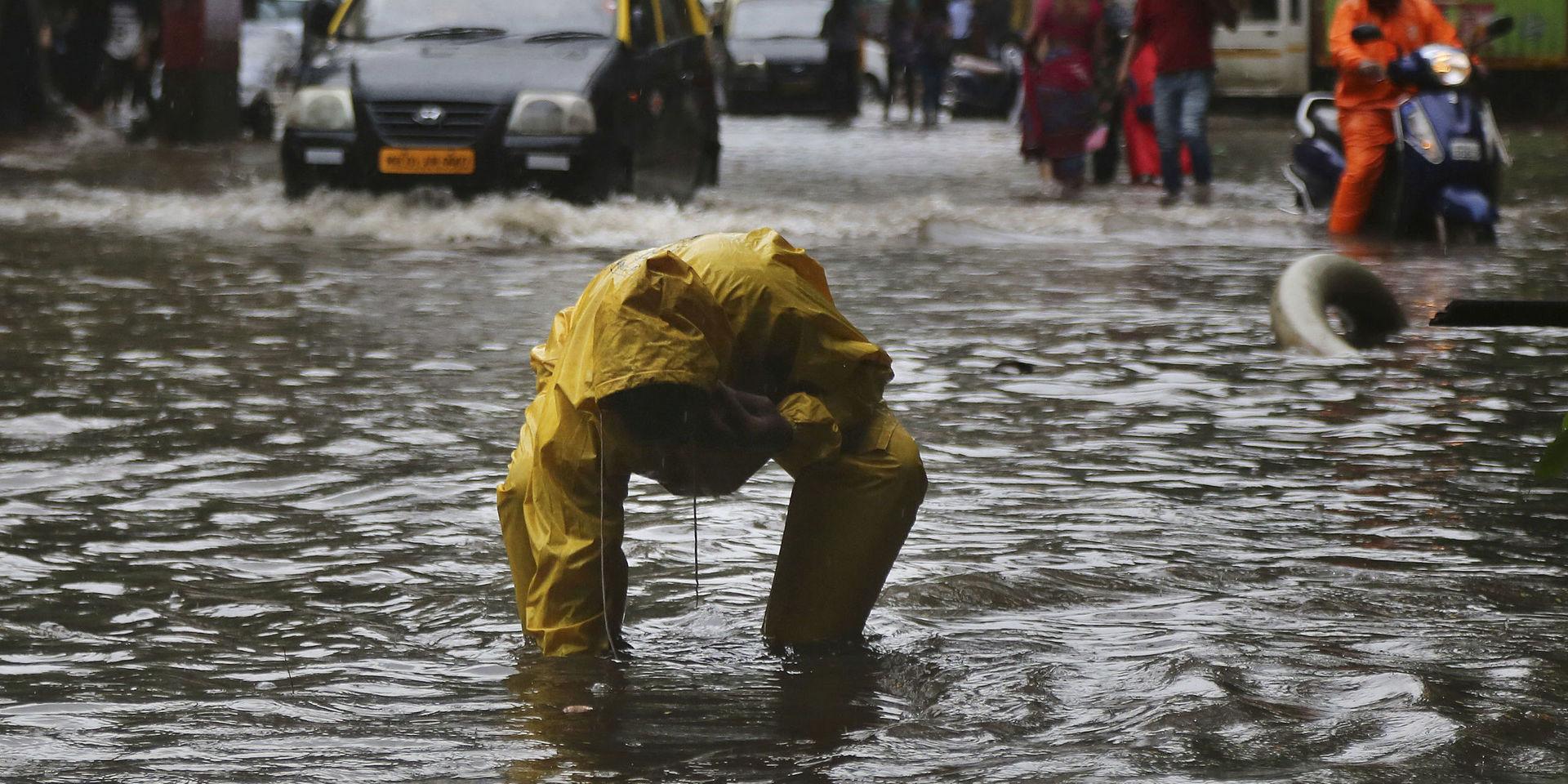 En indisk pojke har fallit ner i en brunn i Bombay efter sommarens kraftiga monsunregn. Bild från 8 juli 2019.