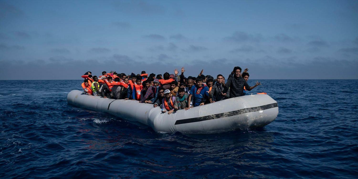 Flyktingar räddas från en överfull båt utanför Libyens kust i maj 2018. Arkivbild.