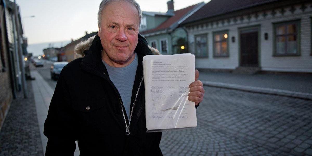 Namninsamling. Rune Börjesson har fått nästan 600 personer att skriva på ett krav om att Trafikverket ska åtgärda vägen mellan Källsjö och Nösslinge.