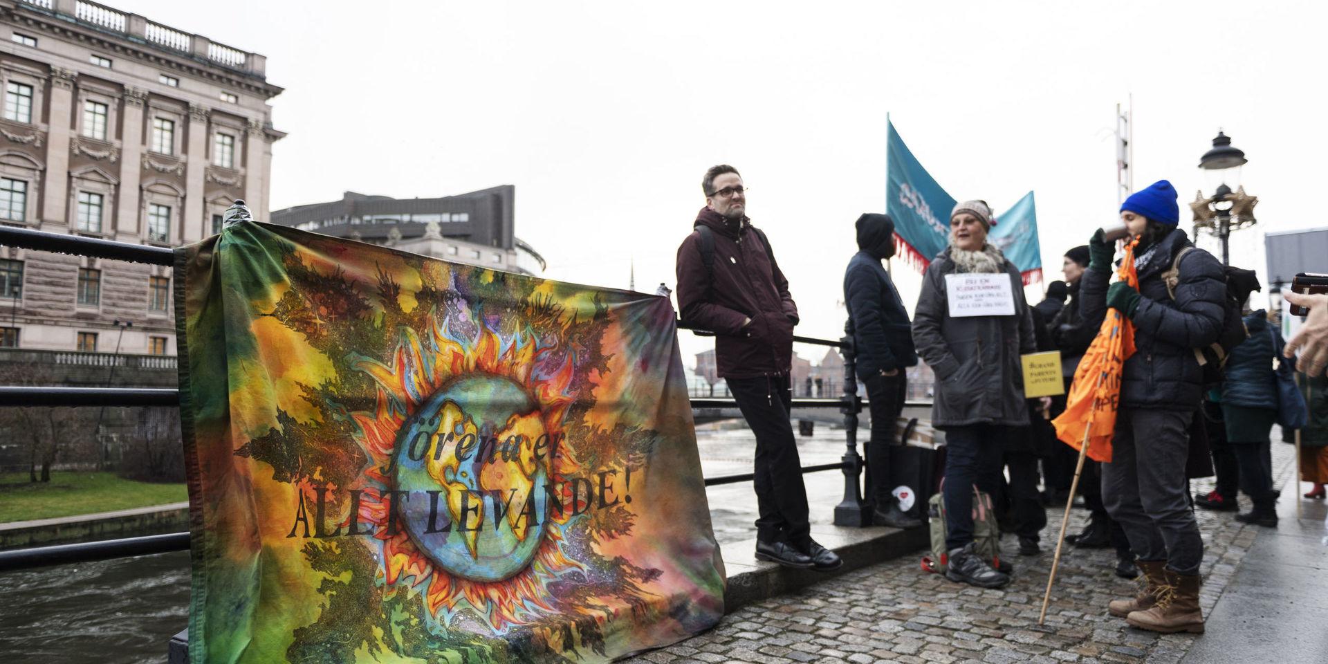 #artistsforfuture kallar sig en grupp konstnärer som varje fredag demonstrerar utanför Sagerska palatset, statsministerbostaden, i Stockholm. 