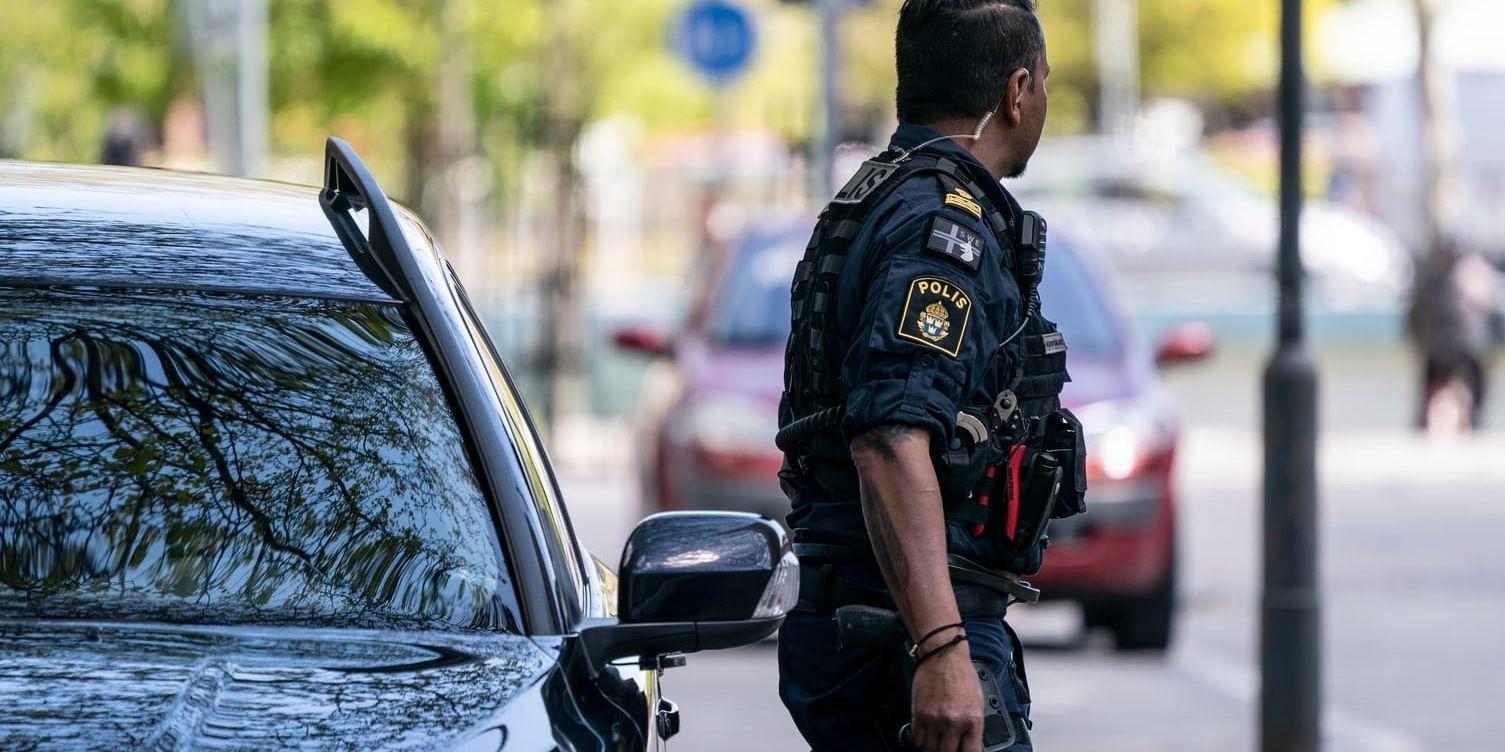 Fem personer har gripits efter ett misstänkt rån i stadsdelen Rosengård i Malmö.