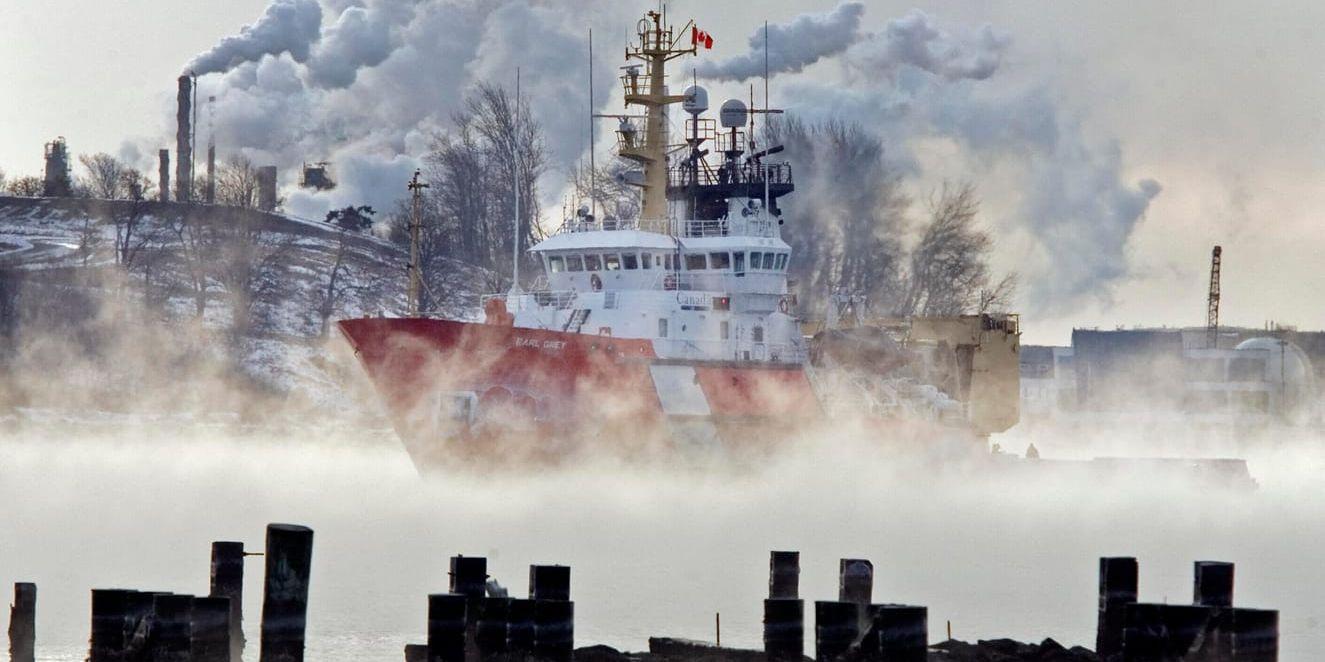 Kanadensiska kustbevakningens isbrytare Earl Grey på väg in till hamnen i Dartmouth, Nova Scotia. Kustbevakningen har inga försvarsrelaterade uppgifter i Kanada, utan har främst räddnings-, transport- och miljöuppdrag. Arkivbild.