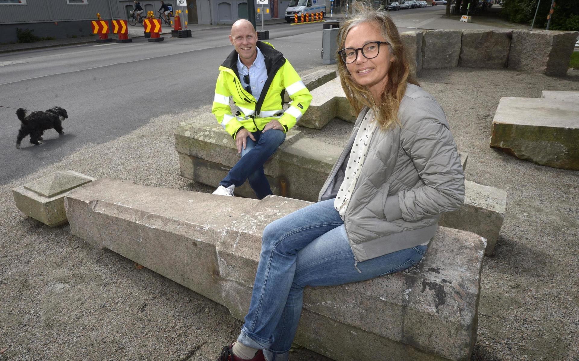 Anders Sivertsson vid hamn- och gatuförvaltningen och Karin Sjödin landskapsarkitekt har varit med och tagit fram utställningen i korsningen av Västra Vallgatan och Otto Torells gata.