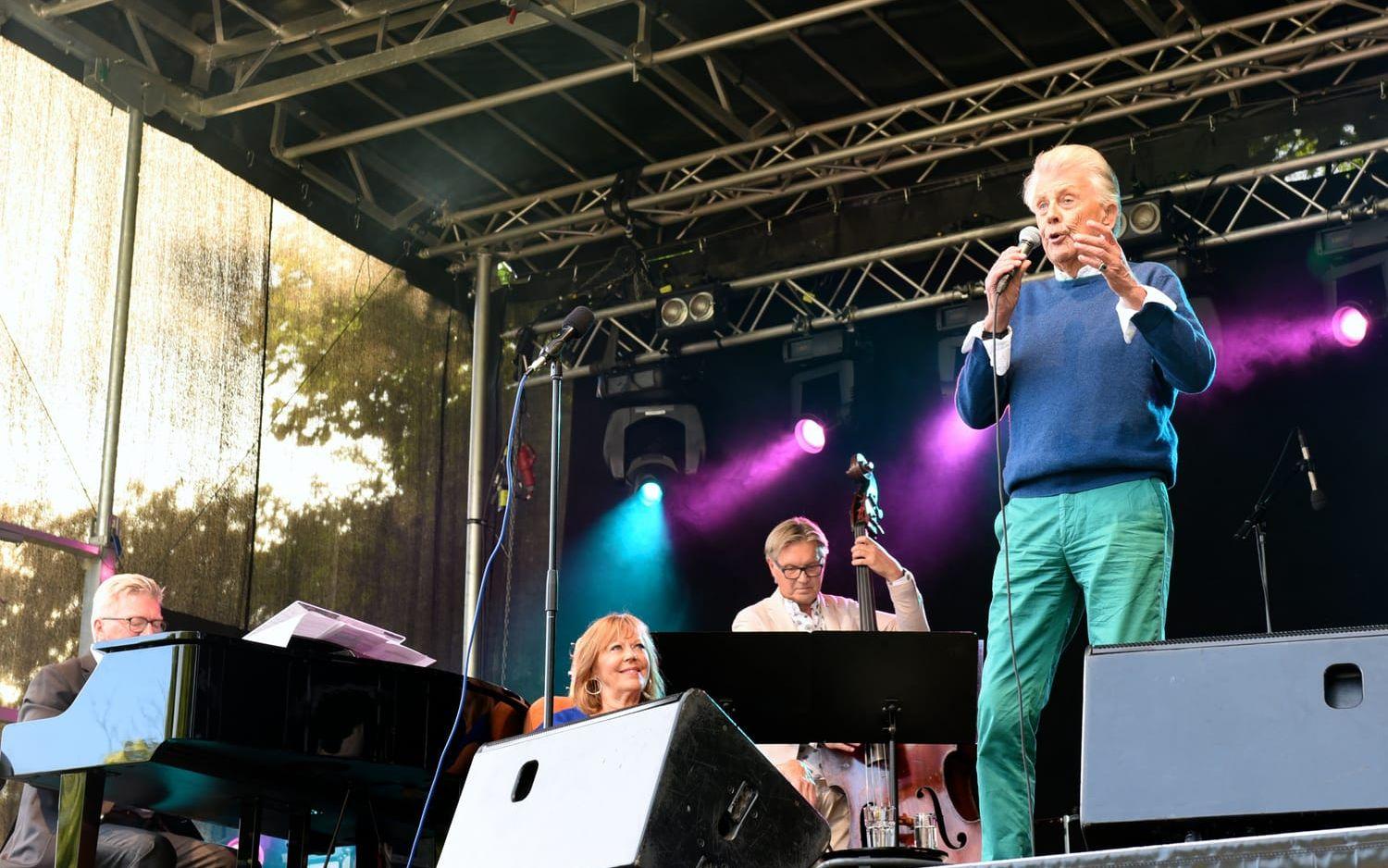 Sven-Bertil Taube sjöng många låtar av sin pappa Evert, uppbackad av bland andra Anders Ekdahl (piano) och Matz Nilsson (bas). Bild: Martin Erlandsson