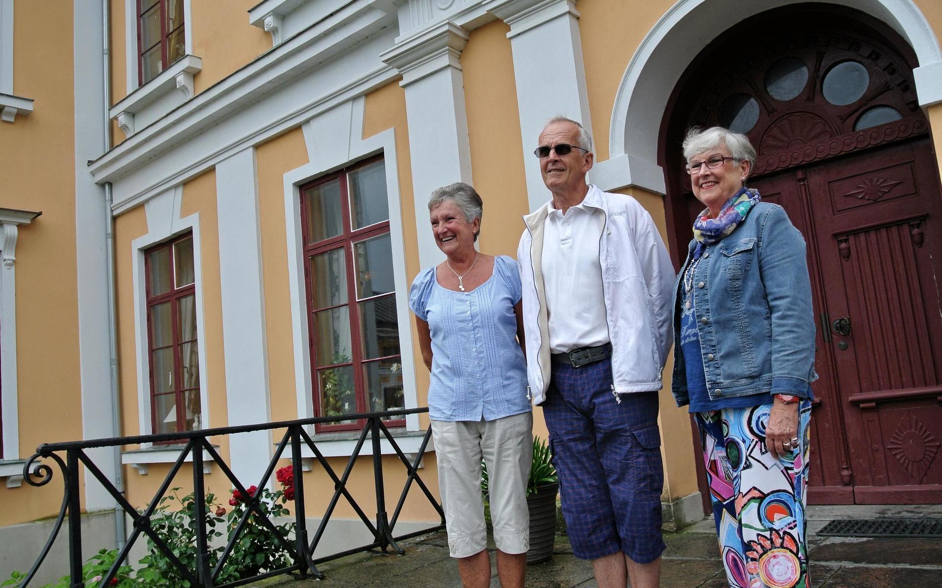 Marianna, Ingvar och Birgitta vid ett av sina många besök på slottet.