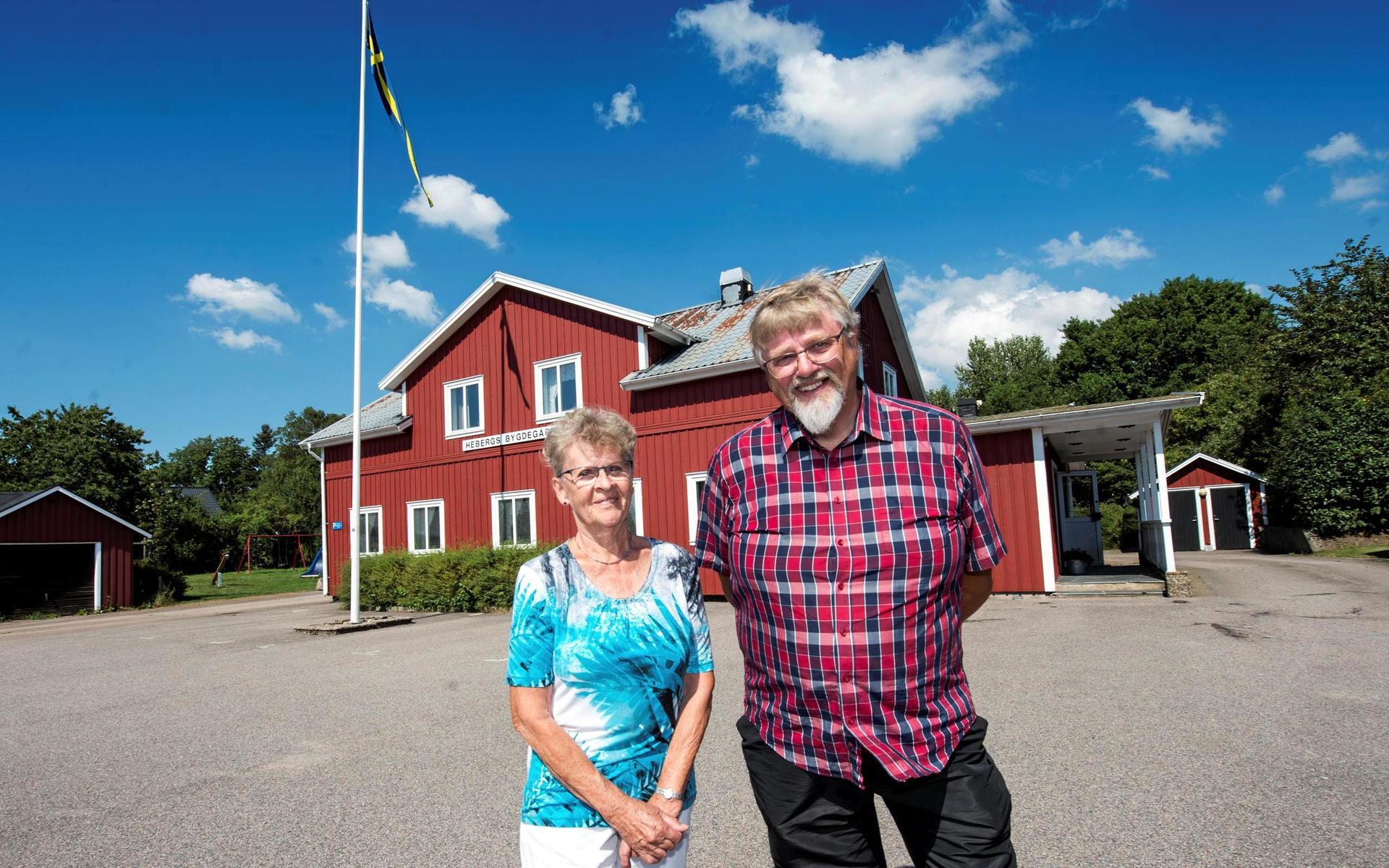 Anita Stensson och Lars Hillertz framför hundraåringen som närmast ska få yttertaket ommålat. Där hoppas man även placera solpaneler så småningom.