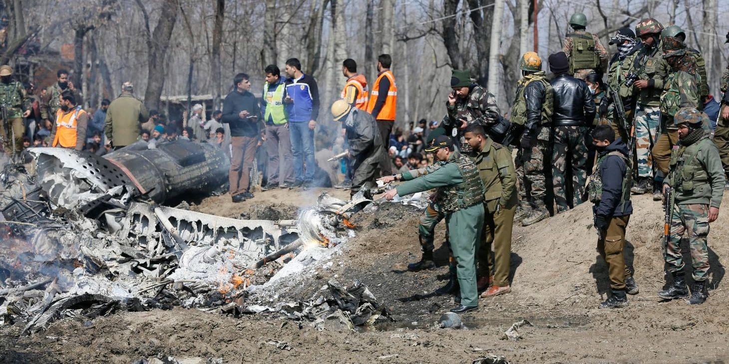 Indisk militär inspekterar vraket av ett indiskt stridsflygplan i den indiska delen av Kashmir.