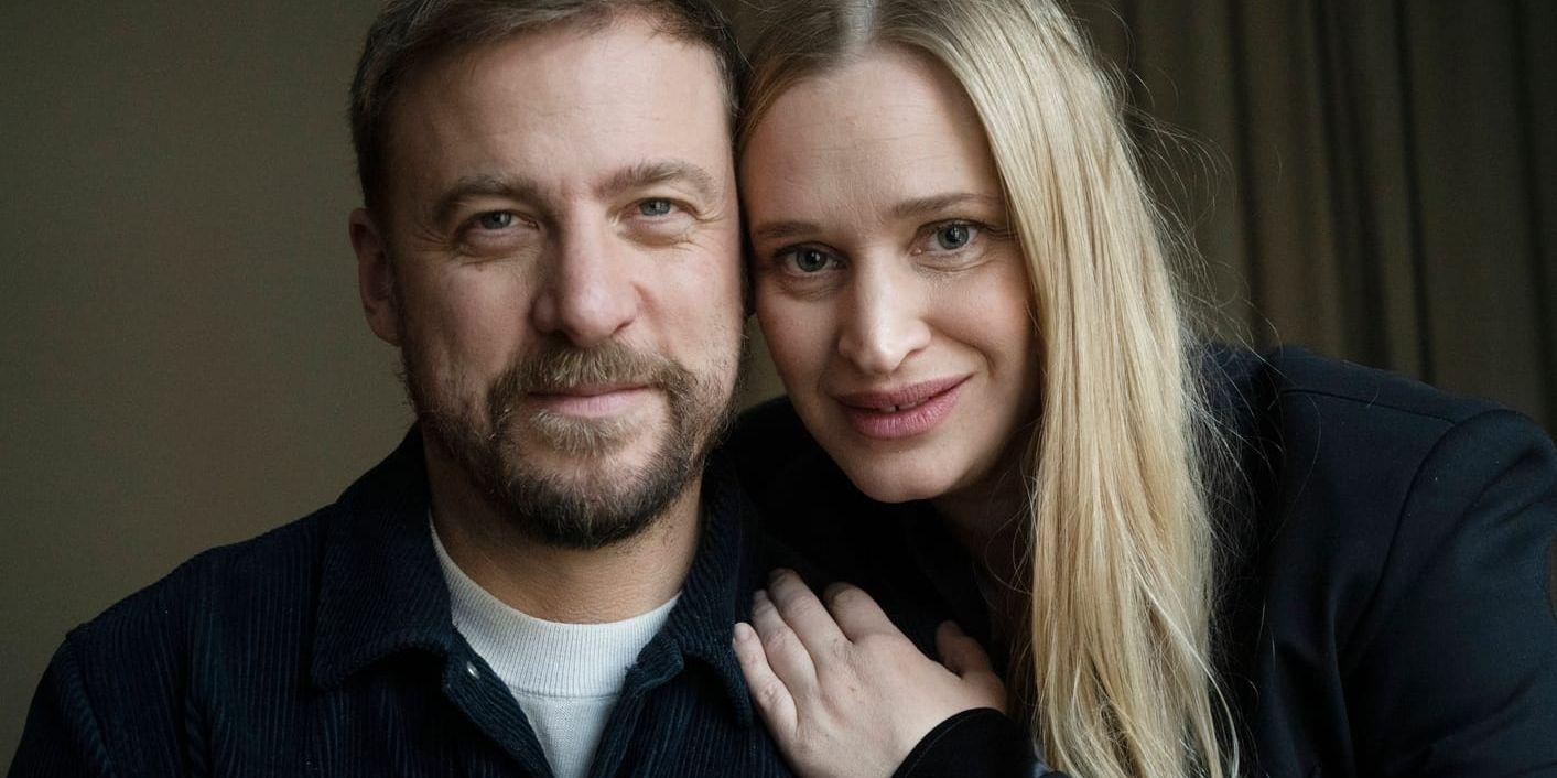 Erik 'Jerka' Johansson och Vera Vitali spelar det krisande paret Patrik och Lisa i långfilmen 'Länge leve Bonusfamiljen'.