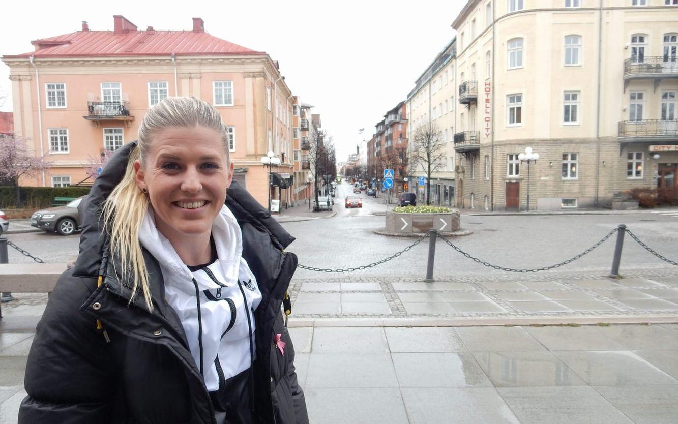 Mitt i city. Olivia Schough trivs i Eskilstuna med nära till allting. Bild: Jan-Owe Wikström