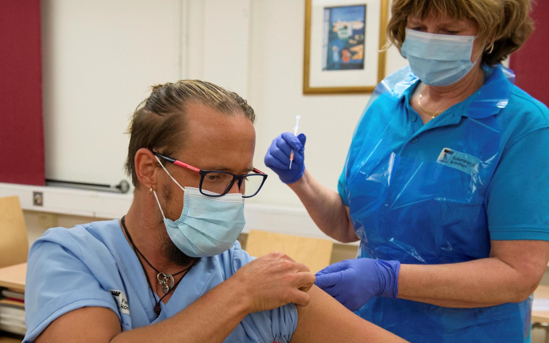 David Edentoft får sin första dos med vaccin mot corona. 