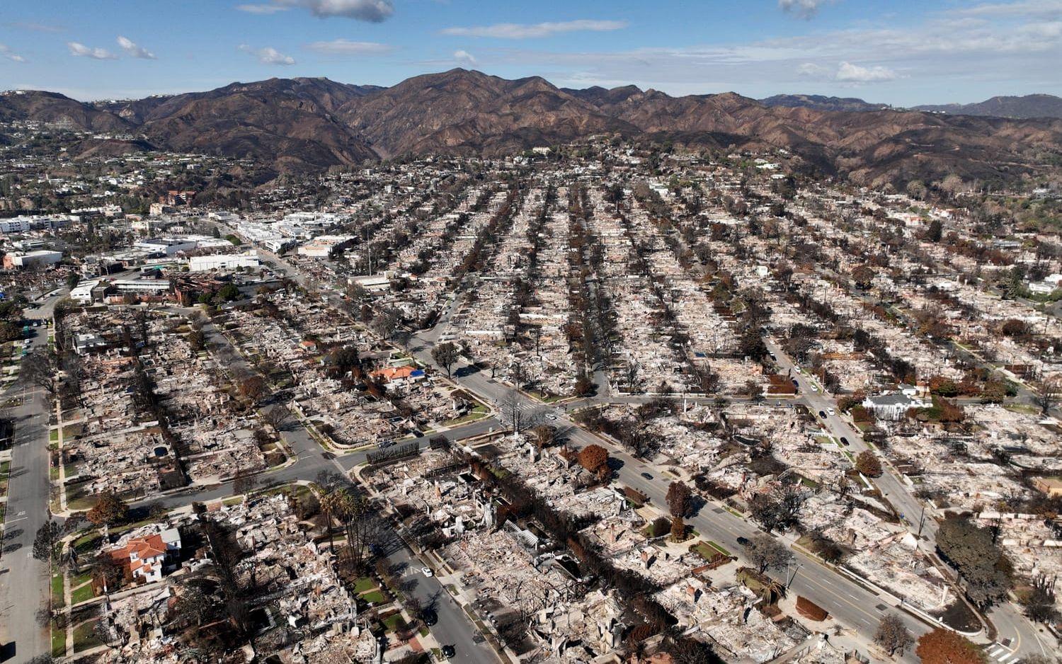 Hela bostadsområden slukades när Palisades-branden svepte in över Pacific Palisades i Los Angeles. Bilden visar förödelsen i måndags.