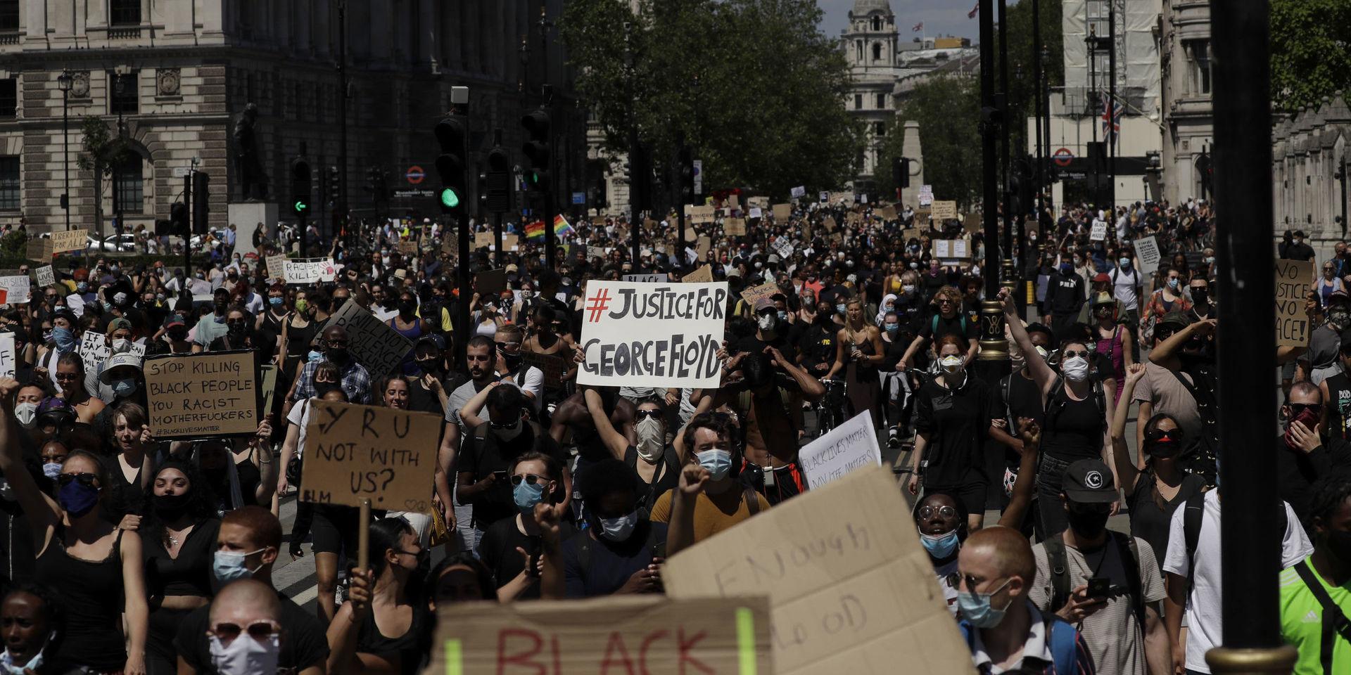 Demonstranter tågar över Parliament Square i Storbritanniens huvudstad London på söndagen.