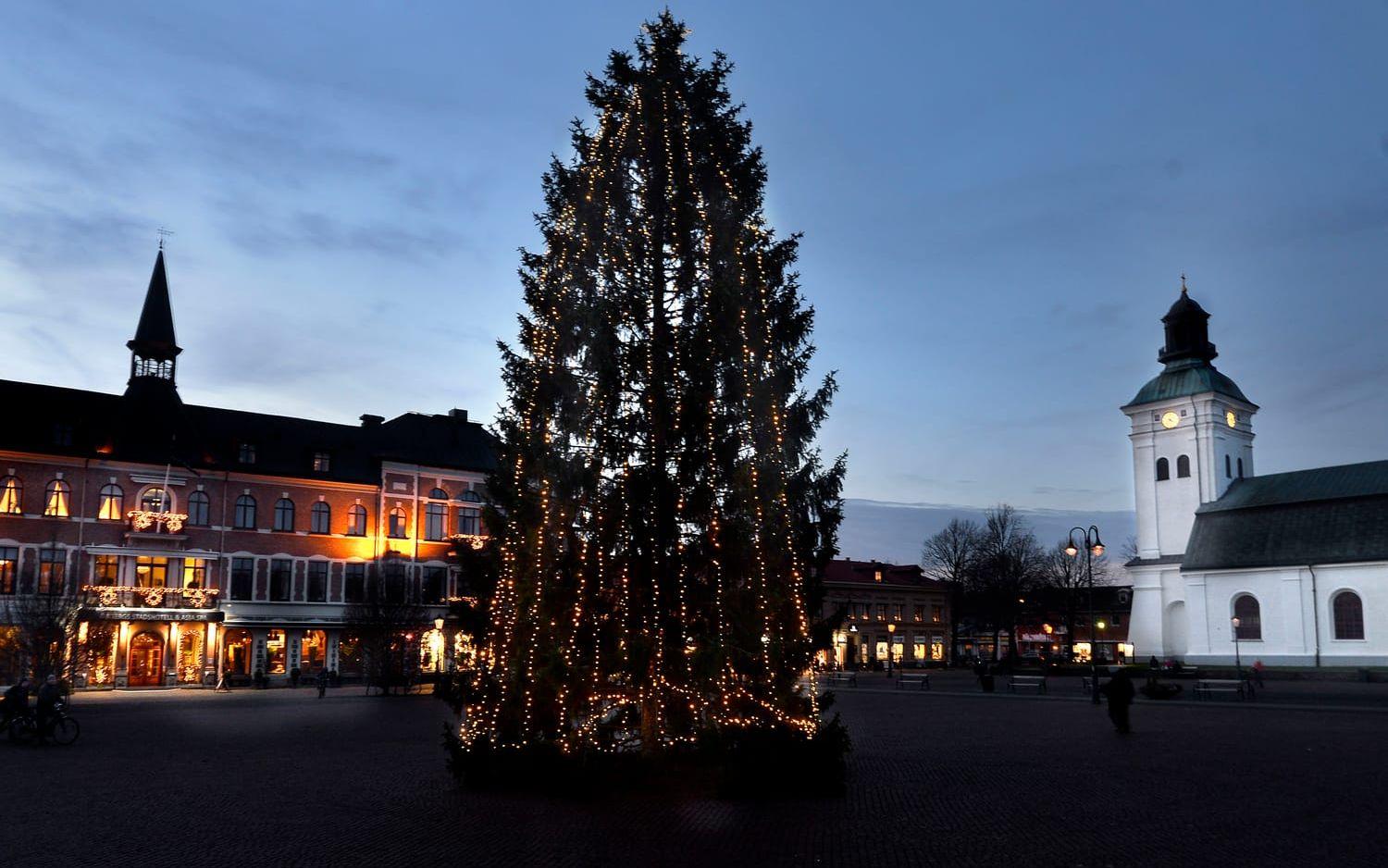 Julbelysningen är på plats - nu är granen på Varbergs torg redo för julen. Bild: Annika Karlbom