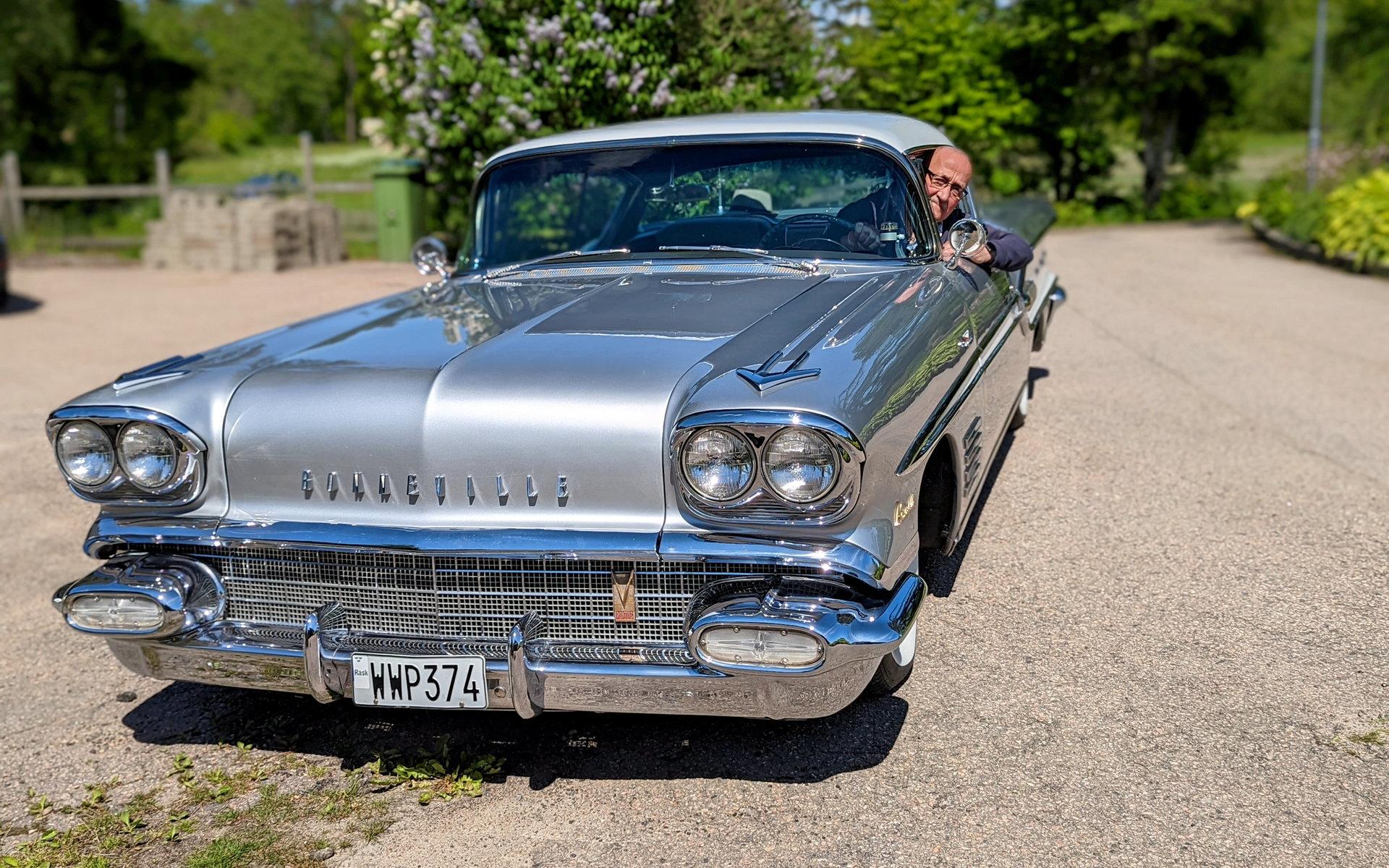 Hans har lagt åtskilliga hundra tusen på att lacka om och renovera sin Pontiac Bonneville från 1958. 