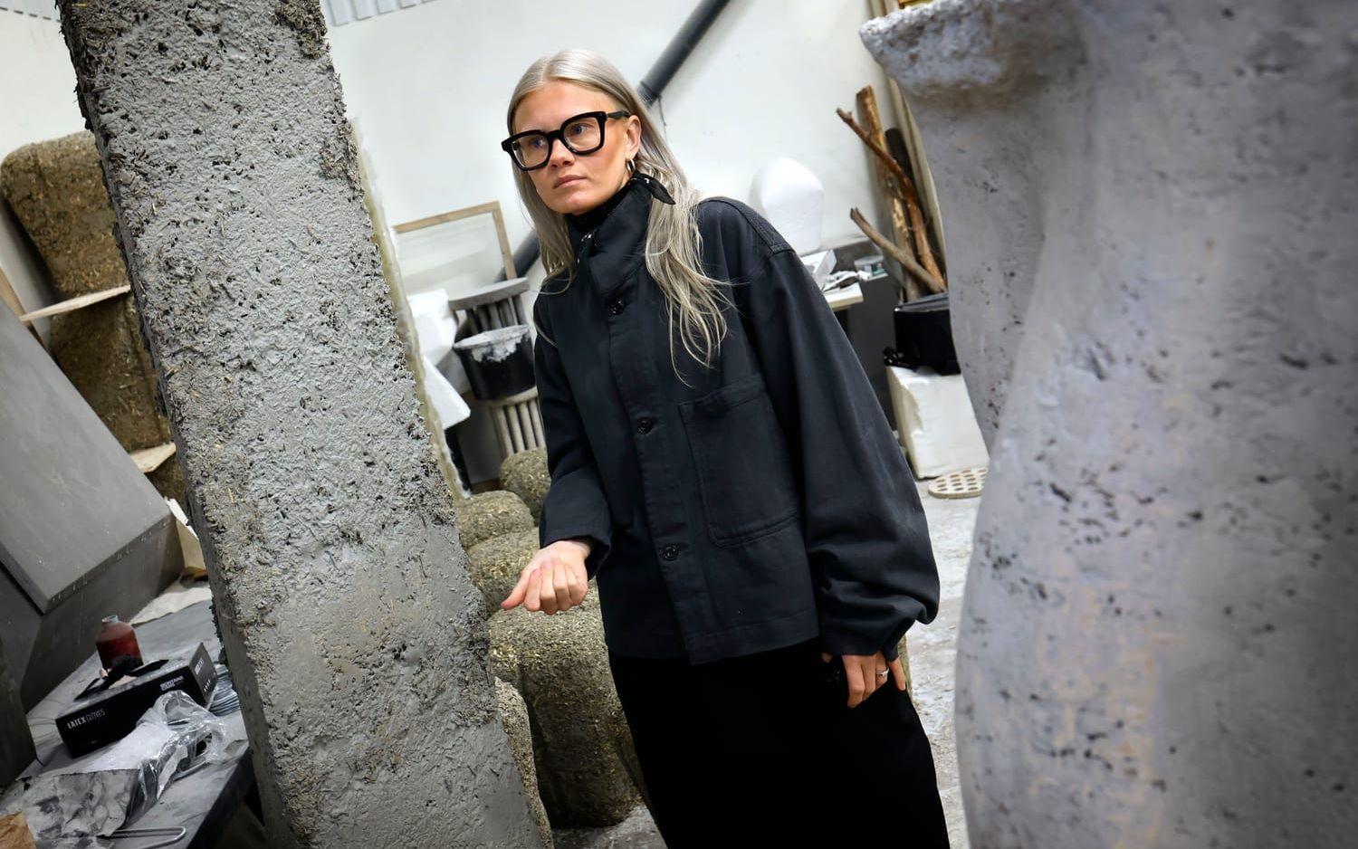 Tyra Wilhelmsson är ofta med redan i ateljén där Lucas Mortens idéer blir verklighet. Sedan tar hon hand om bland annat marknadsföringen.