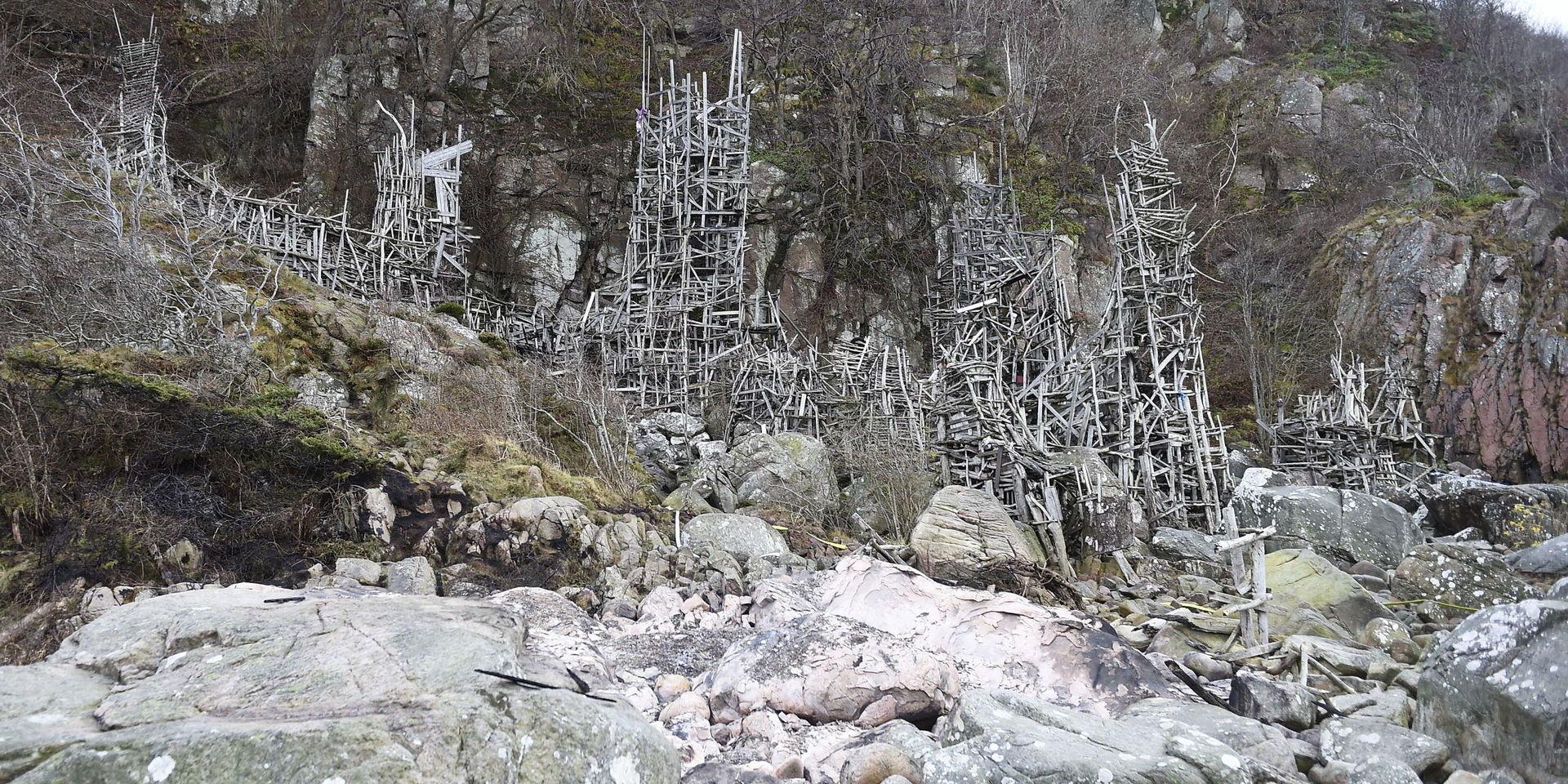 Lars Vilks omstridda konstverk Nimis. Bilden är tagen dagen efter en brand som förstörde delar av verket i november 2016.