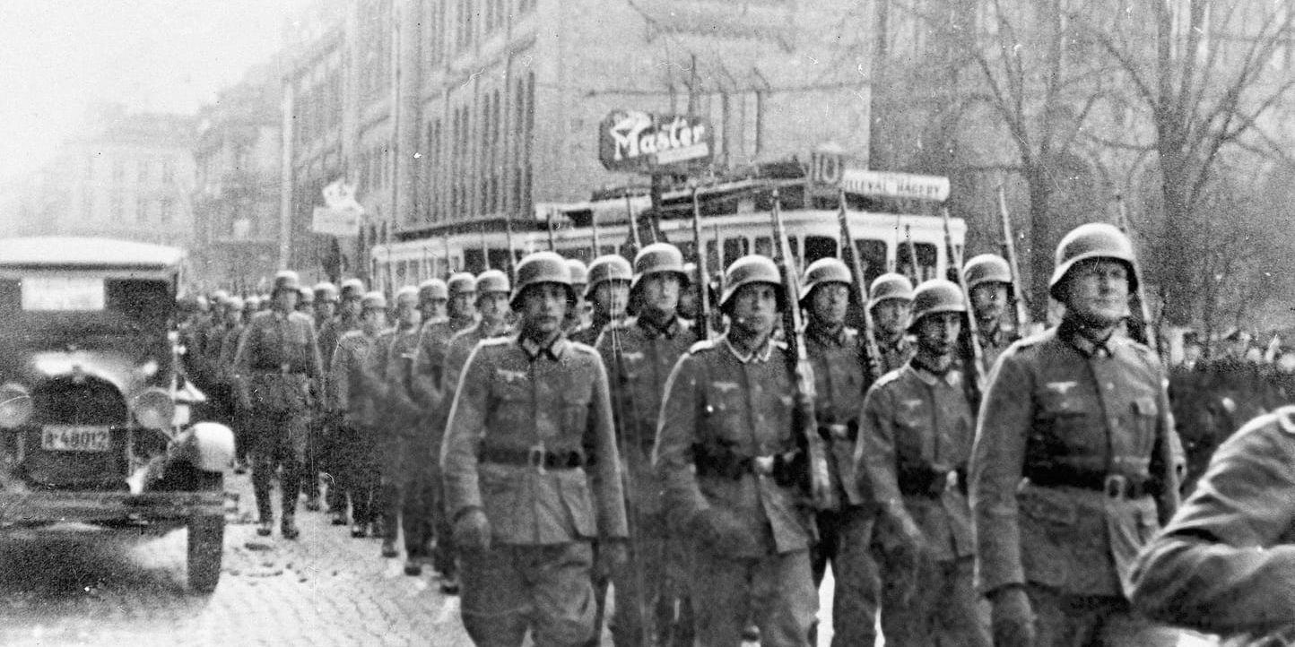 Tyska trupper marscherade på Oslos gator efter den tyska invasionen i april 1940. insändarskribenten var barn när andra världskriget pågick.