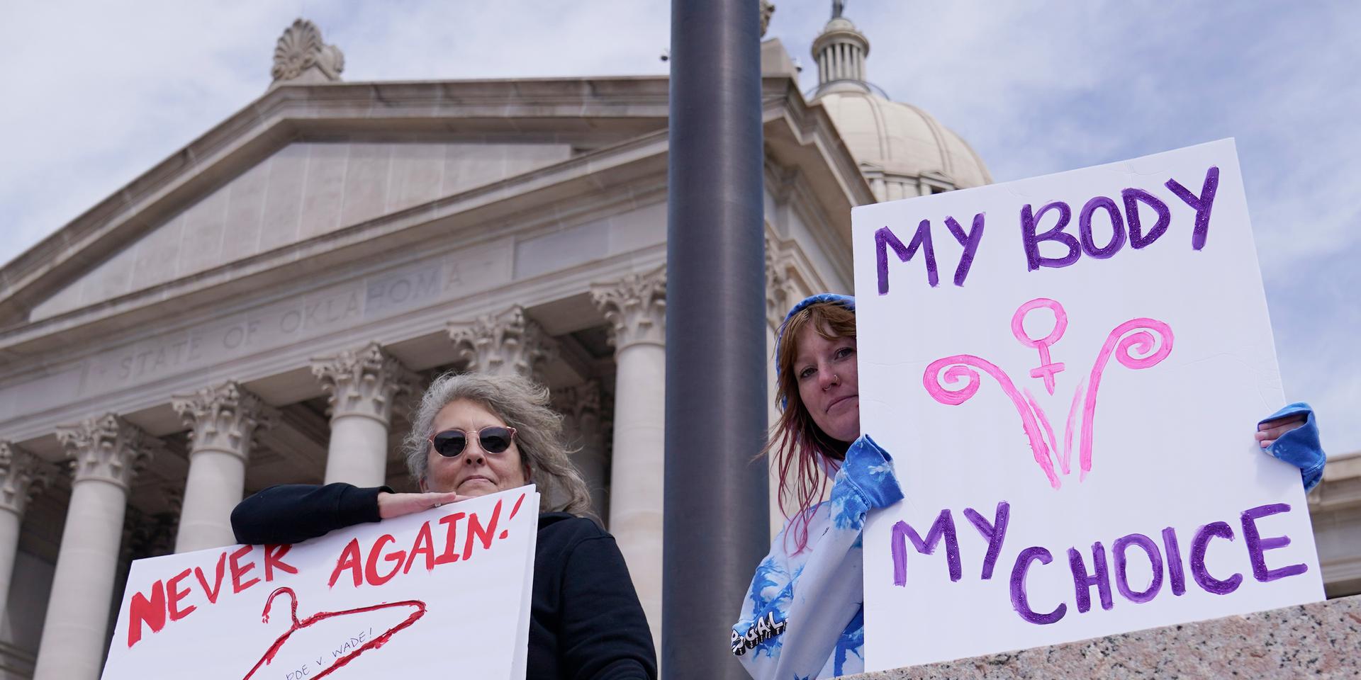 Två kvinnor som i april protesterade mot Oklahomas planer på strängare abortlagar.