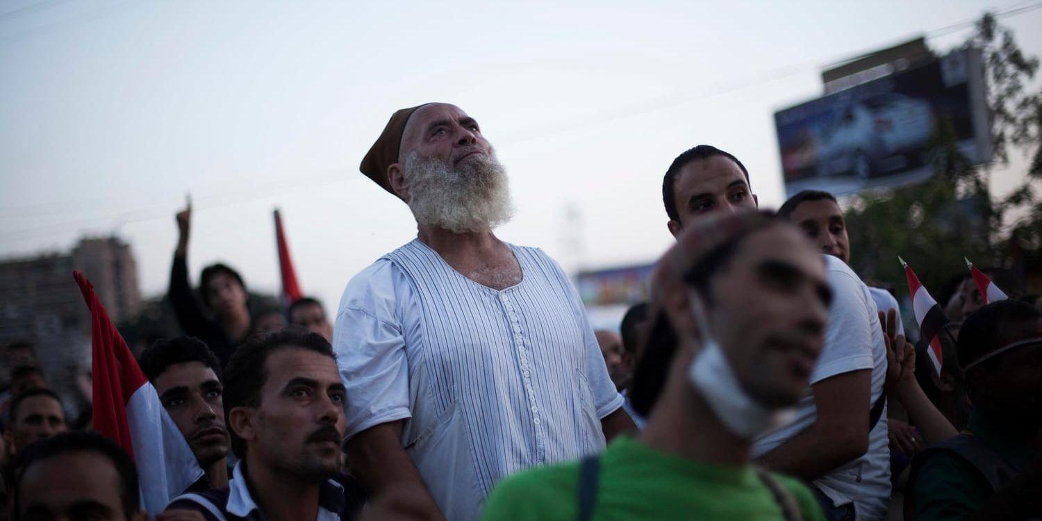 Anhängare till Egyptens avsatte president Muhammad Mursi protesterar på Rabaa-torget, dagen innan säkerhetsstyrkor stormade demonstrationen i augusti 2013. Arkivbild.