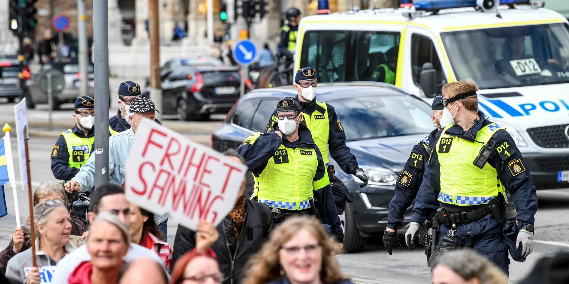 STOCKHOLM 20210515
Demonstranter protesterar mot vaccin och coronarestriktioner i centrala Stockholm på söndagen. Demonstrationen som startade i Kungsträdgården upplöstes senare av polis på grund av pandemireglerna om offentliga sammankomster. 
Foto: Fredrik Sandberg / TT / kod 10080