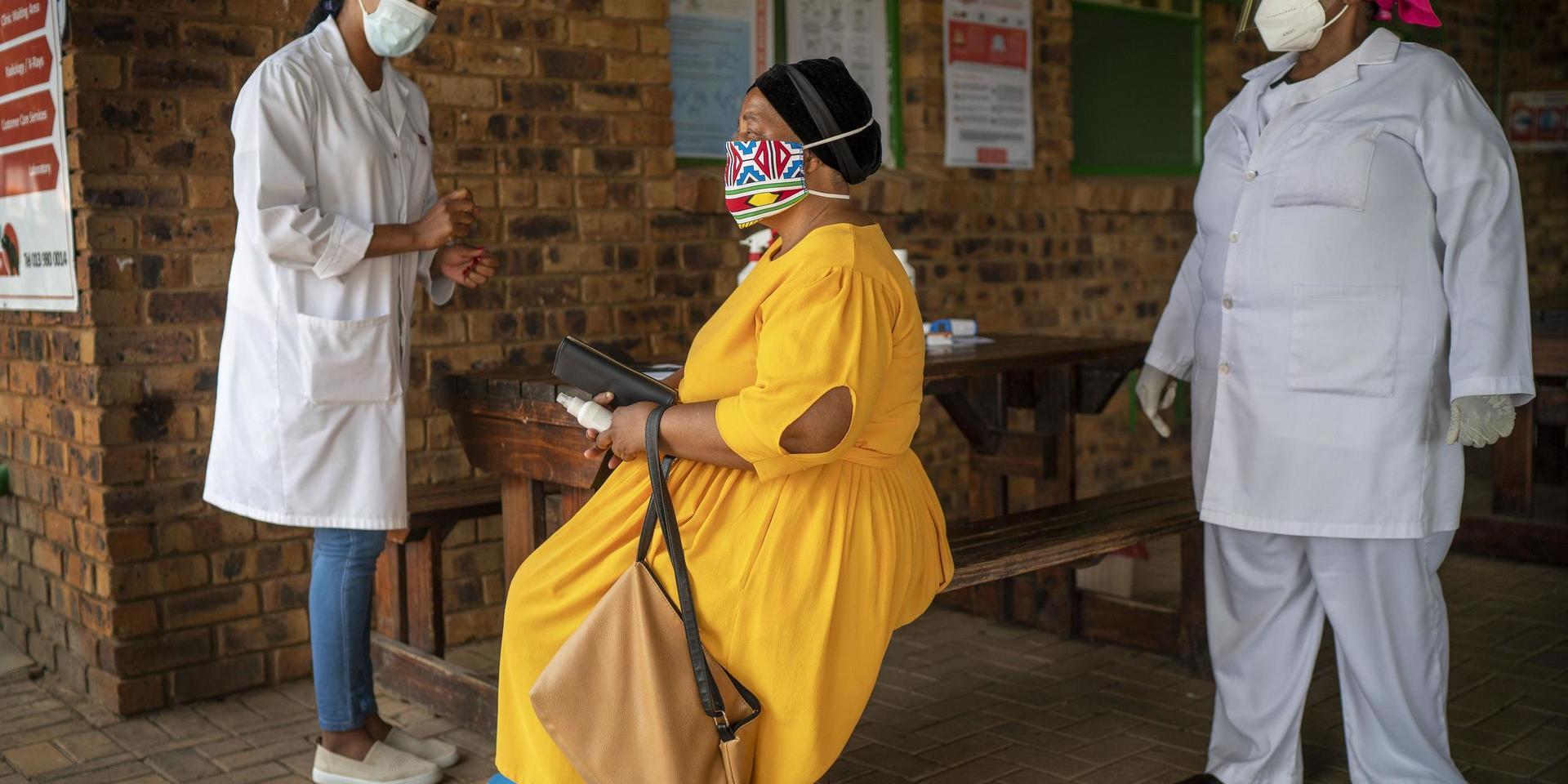 Sydafrika öppnar ett antal gränsövergångar till grannländerna. Här genomgår en kvinna ett covidtest i Groblersdal, nordost om Johannesburg. Arkivbild.