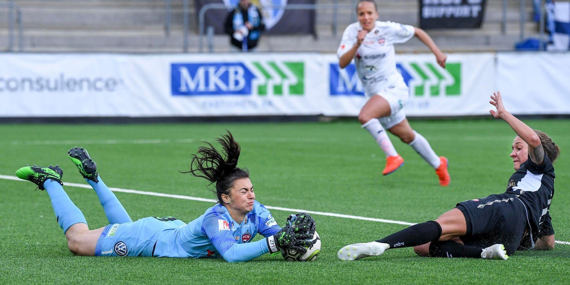 Rosengårds målvakt Zecira Musovic lägger vantarna på returen efter att ha räddat en straff under söndagens fotbollsmatch i damallsvenskan Rosengård och Göteborg.