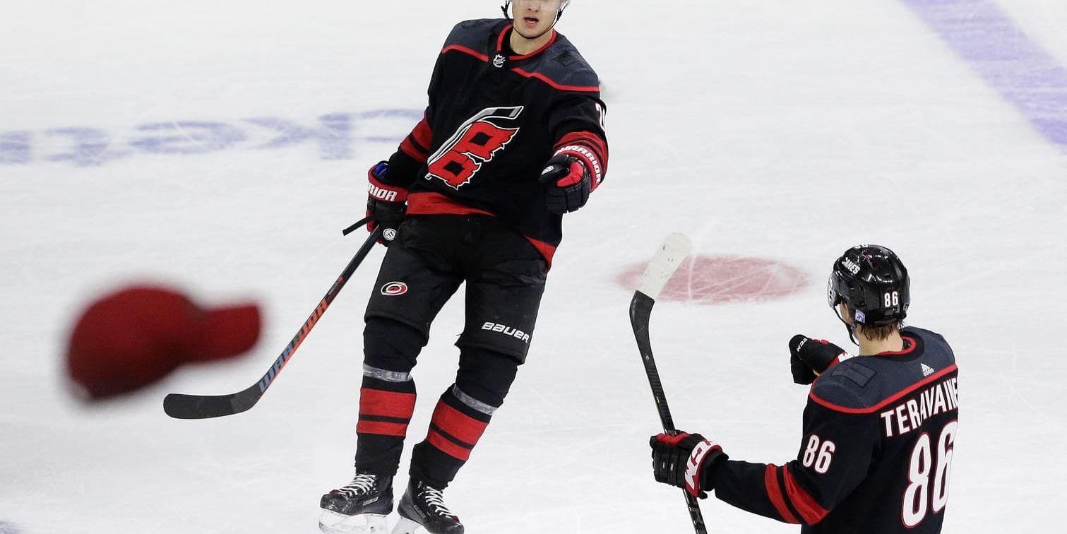 Finländaren Sebastian Aho gjorde tre mål när Carolina slog Nashville med 6–3 i NHL-ishockeyn.
