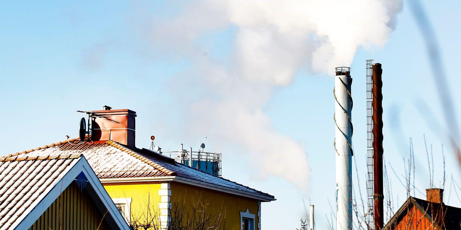 De två största energikällorna för fjärrvärmen i dag är biobränslen och avfall som bränns i värmeverk, skriver debattörerna.