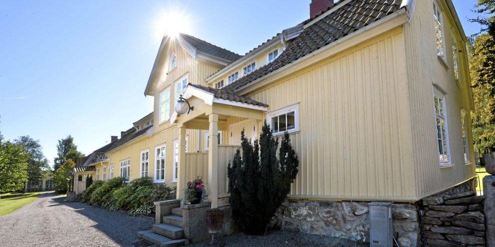 Gammal gård. Göingegården med tre bostadshus, stor tomt, verkstad och garage är till salu. Under 1800-talet var det här ett av Hallands största lantbruk. Det stora bostadshuset är från år 1900.